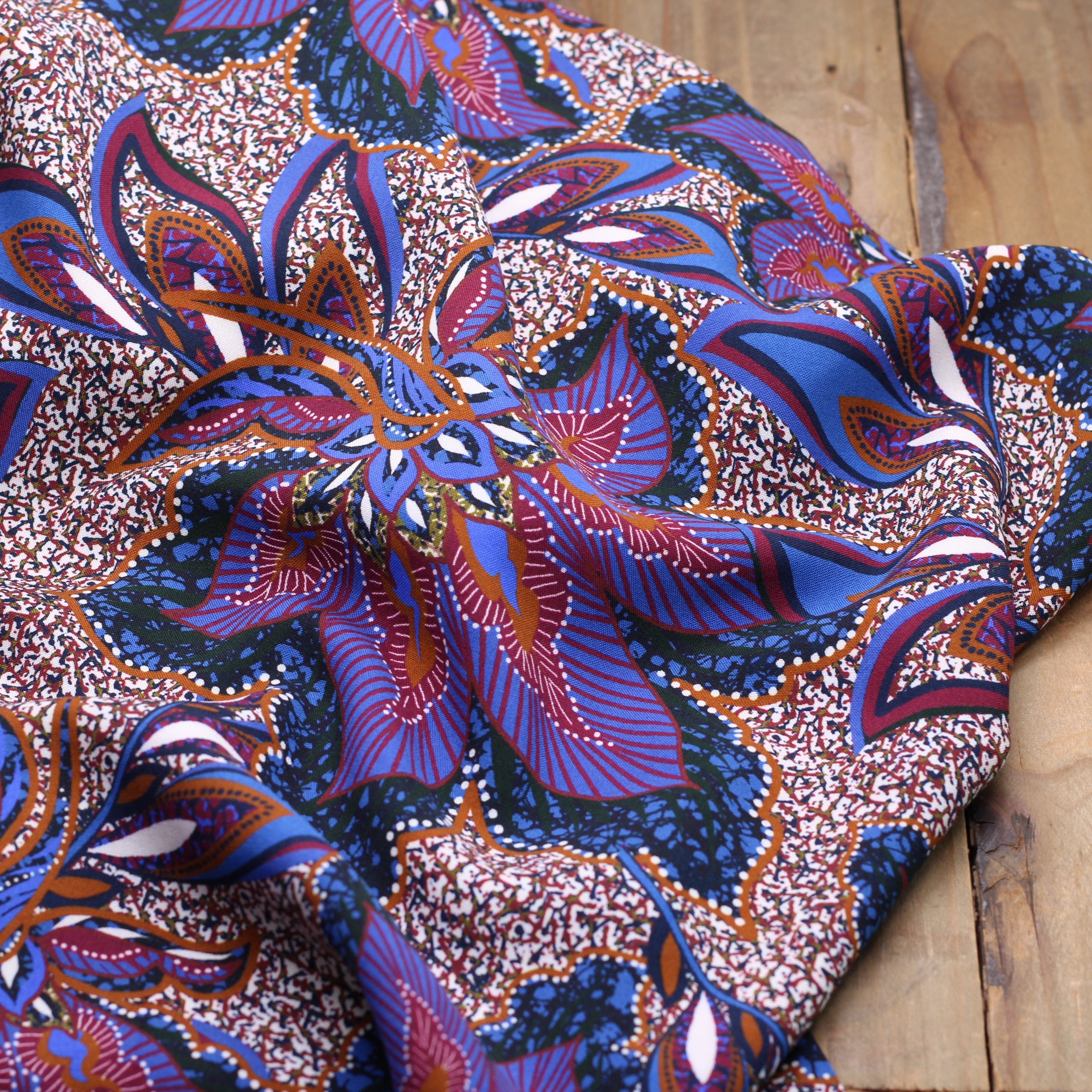 Tissu Viscose Fleuri - TIXIA - Noir (vendu x10cm) Tissus Sélection Gaspard & Léonie | Gaspard et Léonie Tissus en ligne et Mercerie à Toulouse