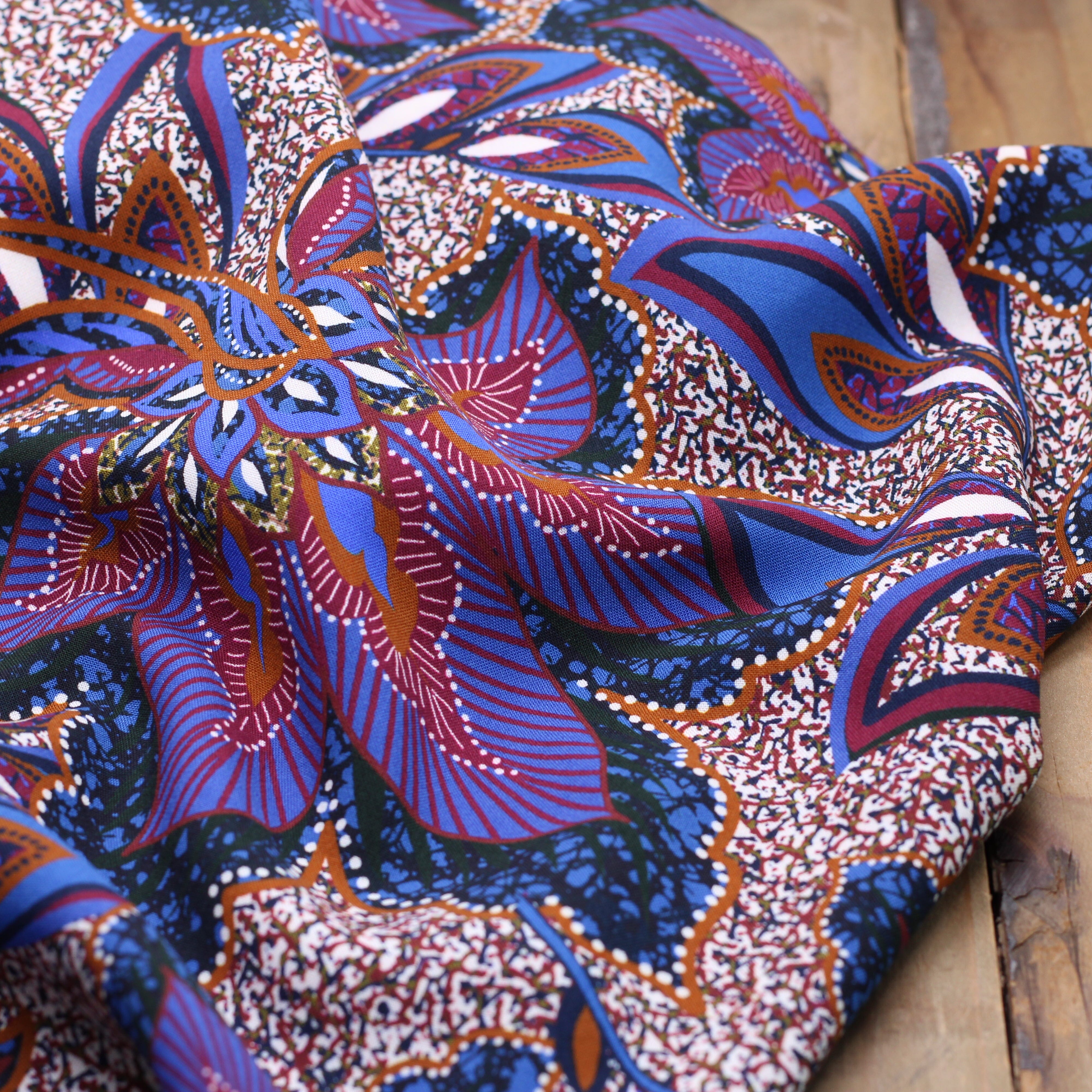 Tissu Viscose Fleuri - TIXIA - Noir (vendu x10cm) Tissus Sélection Gaspard & Léonie | Gaspard et Léonie Tissus en ligne et Mercerie à Toulouse