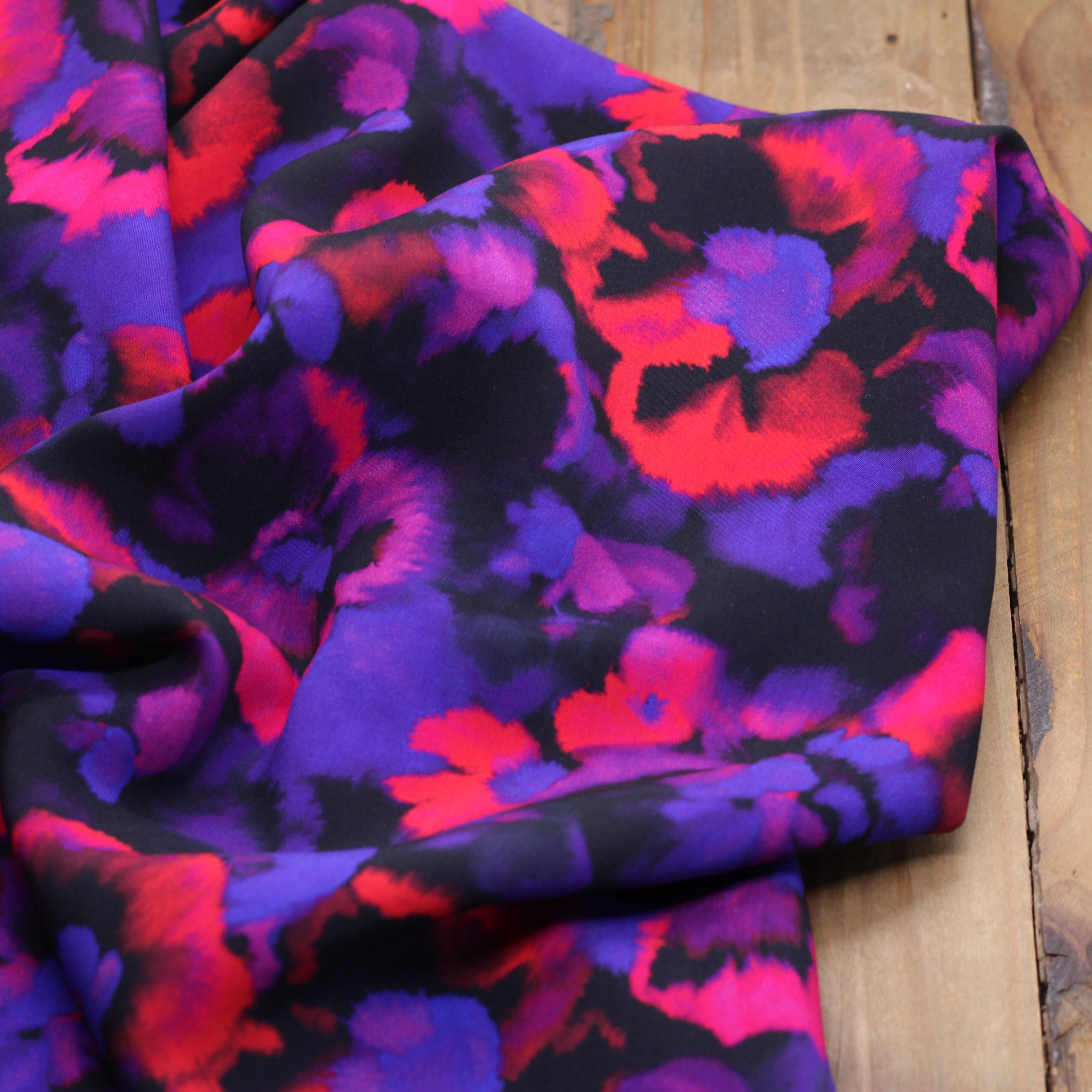 Tissu Viscose Fleuri - VICKI - Noir (vendu x10cm) Tissus Sélection Gaspard & Léonie | Gaspard et Léonie Tissus en ligne et Mercerie à Toulouse