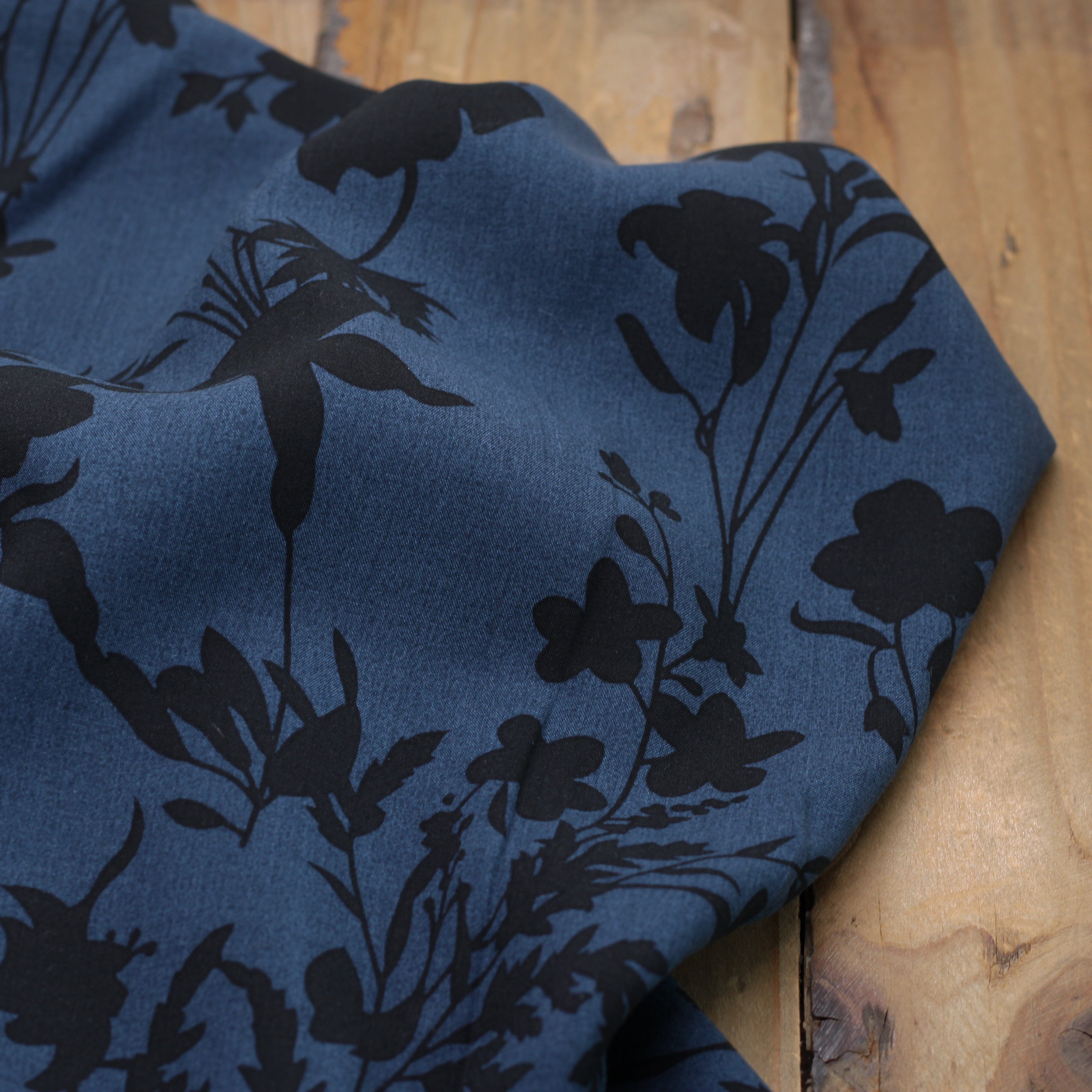 Tissu Viscose Fleurie - CLEO - LEAVY - Bleu chiné (vendu x10cm) Tissus Sélection Gaspard & Léonie | Gaspard et Léonie Tissus en ligne et Mercerie à Toulouse