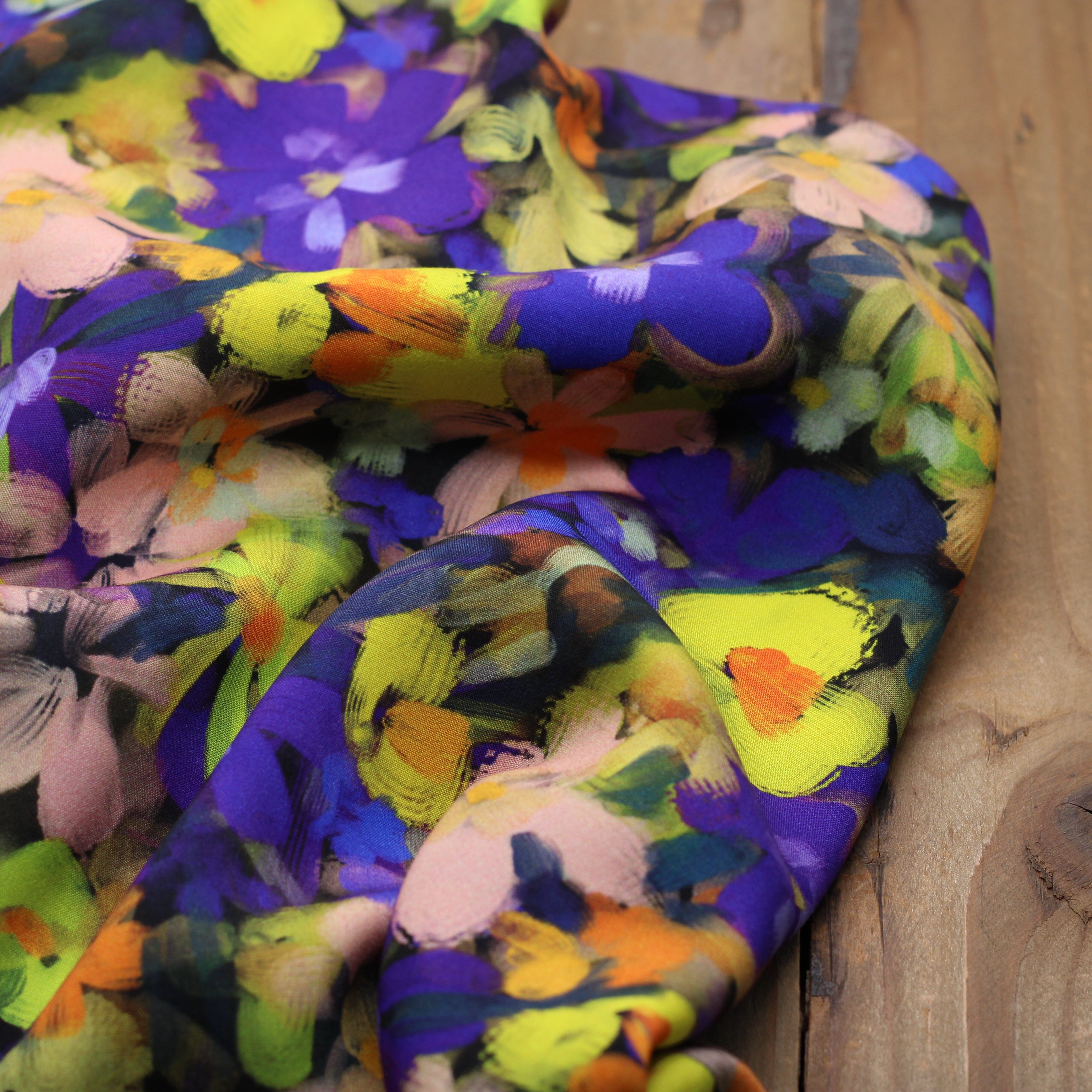 Tissu Viscose Fleurie - RUBY - Noir (vendu x10cm) Tissus Sélection Gaspard & Léonie | Gaspard et Léonie Tissus en ligne et Mercerie à Toulouse