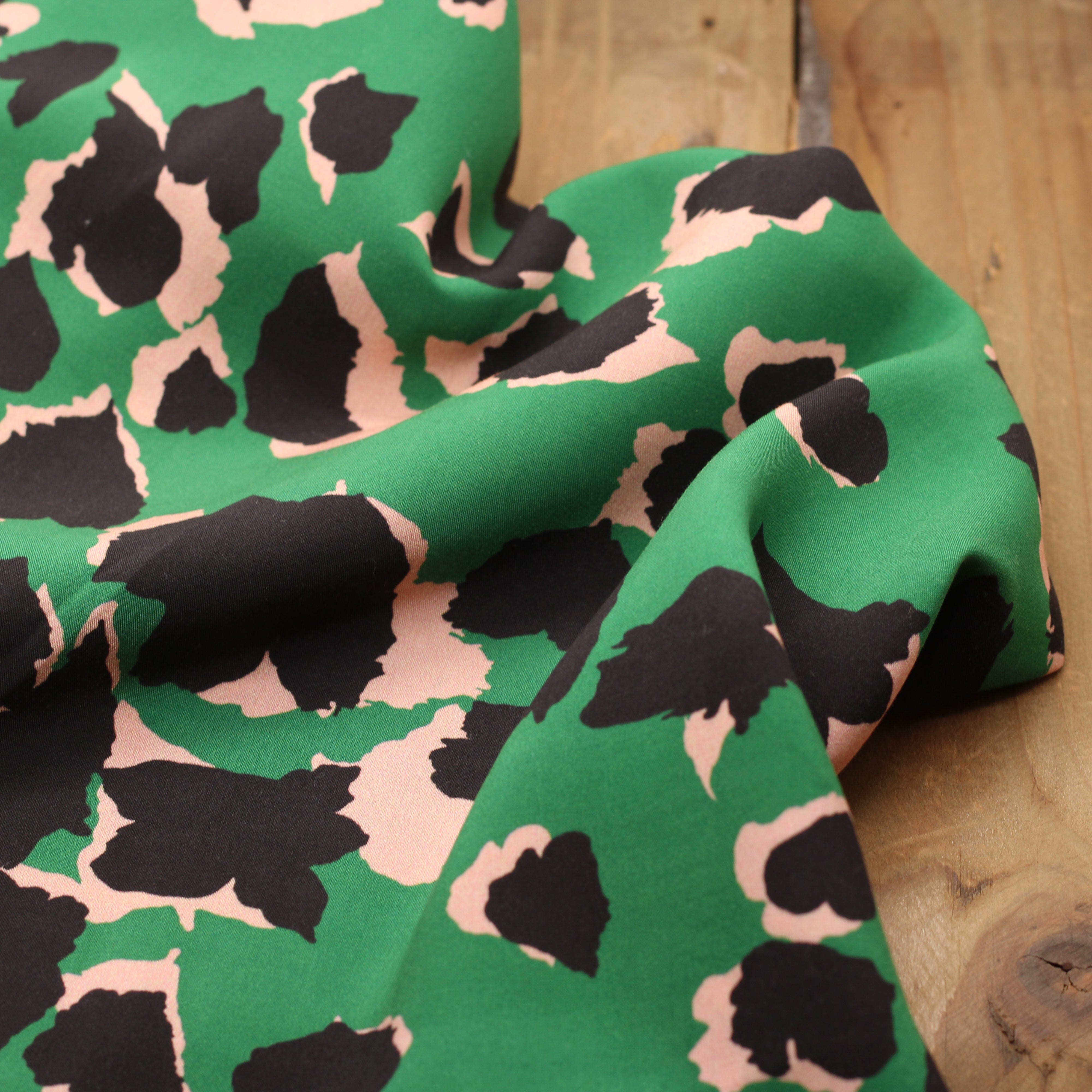 Tissu Viscose - GREEN LEOPARD - Vert (vendu x10cm) Tissus Sélection Gaspard & Léonie | Gaspard et Léonie Tissus en ligne et Mercerie à Toulouse