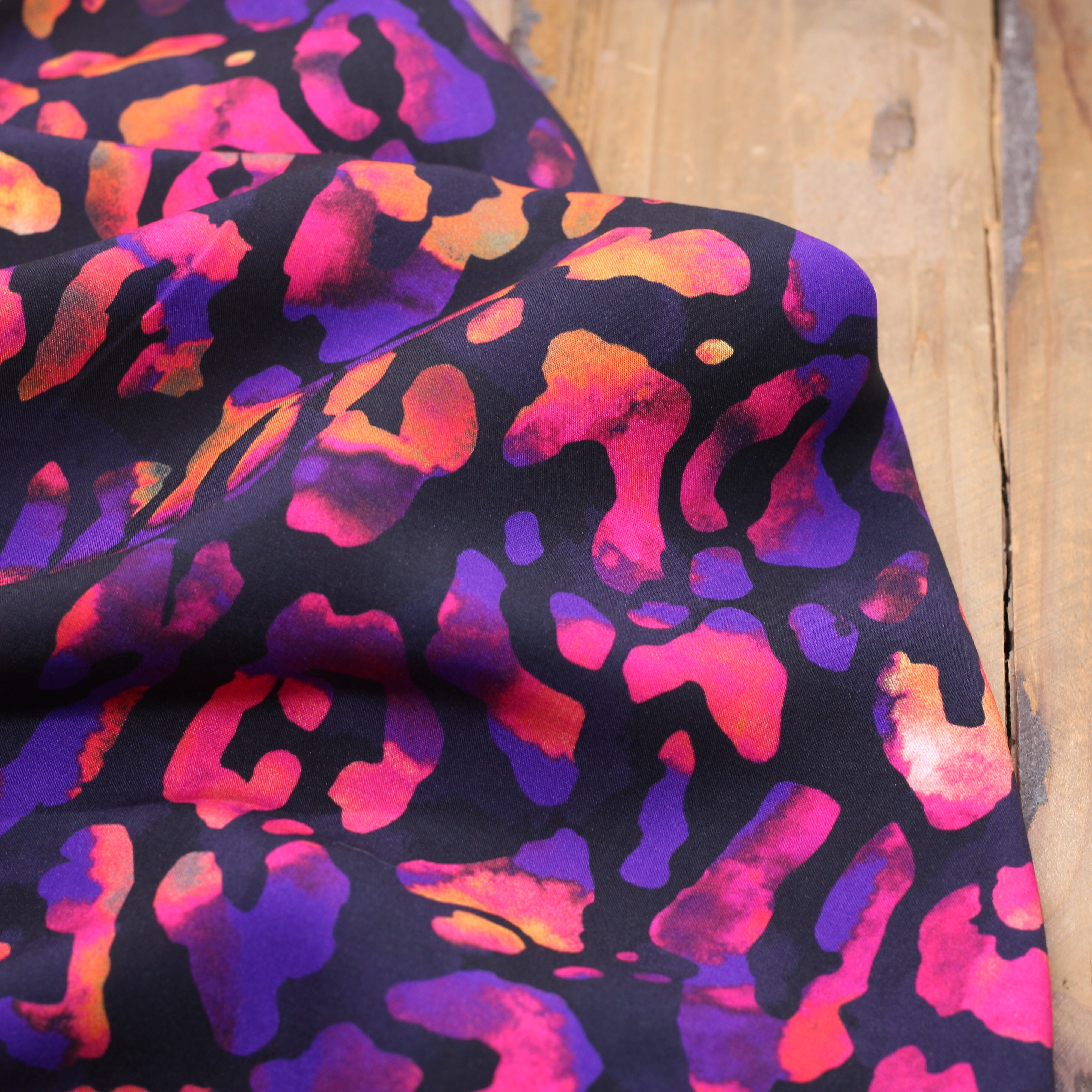 Tissu Viscose - PURPLE LEOPARD - Noir (vendu x10cm) Tissus Sélection Gaspard & Léonie | Gaspard et Léonie Tissus en ligne et Mercerie à Toulouse