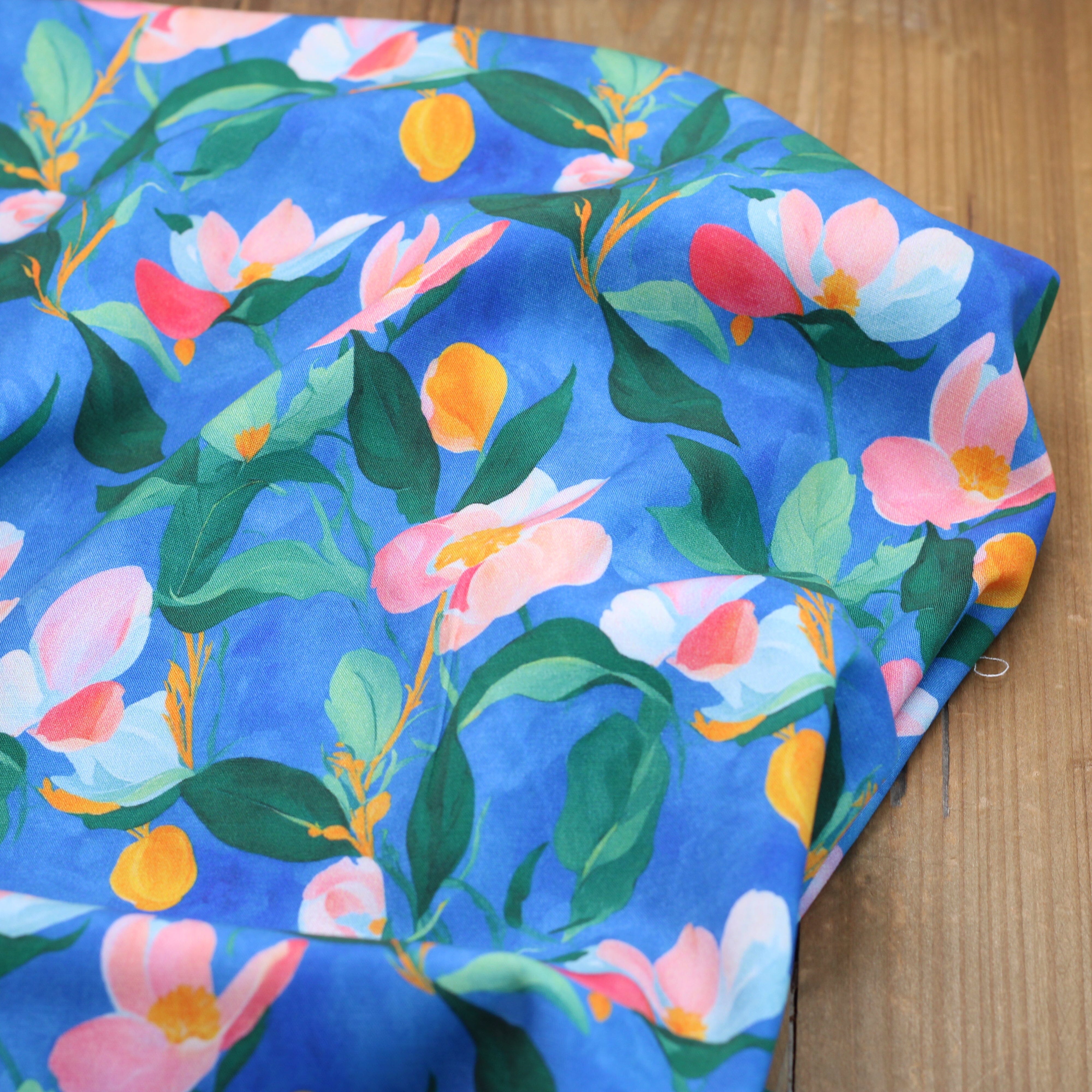 Tissu Viscose Stretch Fleuri - PAOLA - Bleu cobalt (Vendu x10cm) Tissus Sélection Gaspard & Léonie | Gaspard et Léonie Tissus en ligne et Mercerie à Toulouse