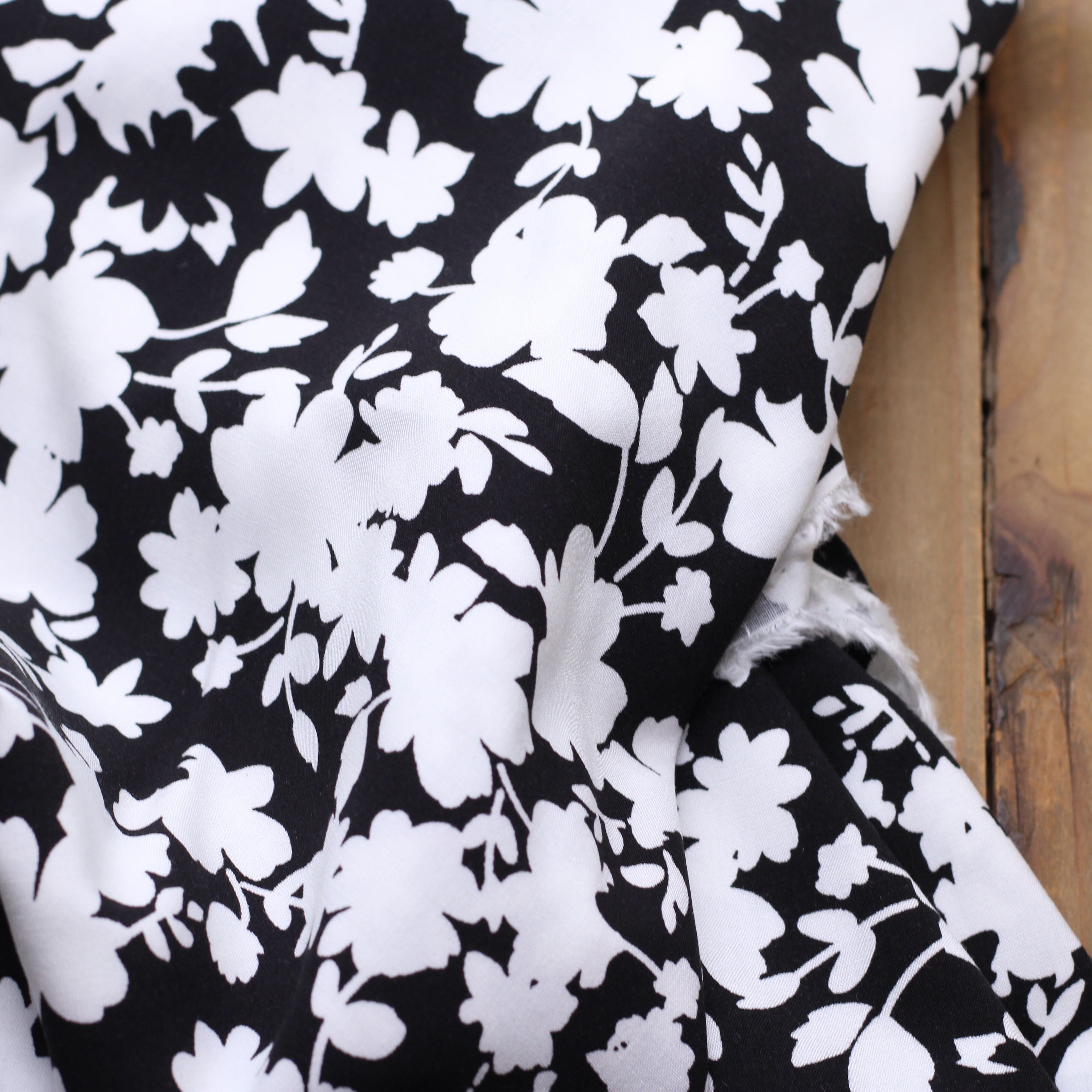 Tissu Viscose Stretch PENY - Noir (Vendu x10cm) Tissus Sélection Gaspard & Léonie | Gaspard et Léonie Tissus en ligne et Mercerie à Toulouse