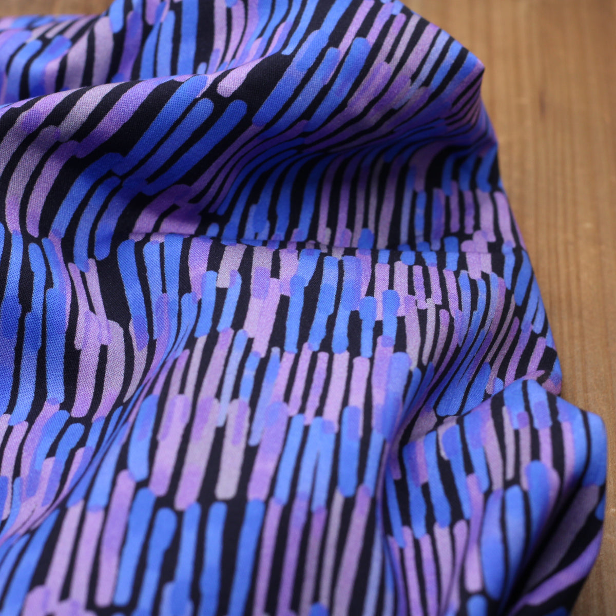 Tissu Viscose Stretch Rayures - Mauve/Noir (Vendu x10cm) Tissus Sélection Gaspard & Léonie | Gaspard et Léonie Tissus en ligne et Mercerie à Toulouse