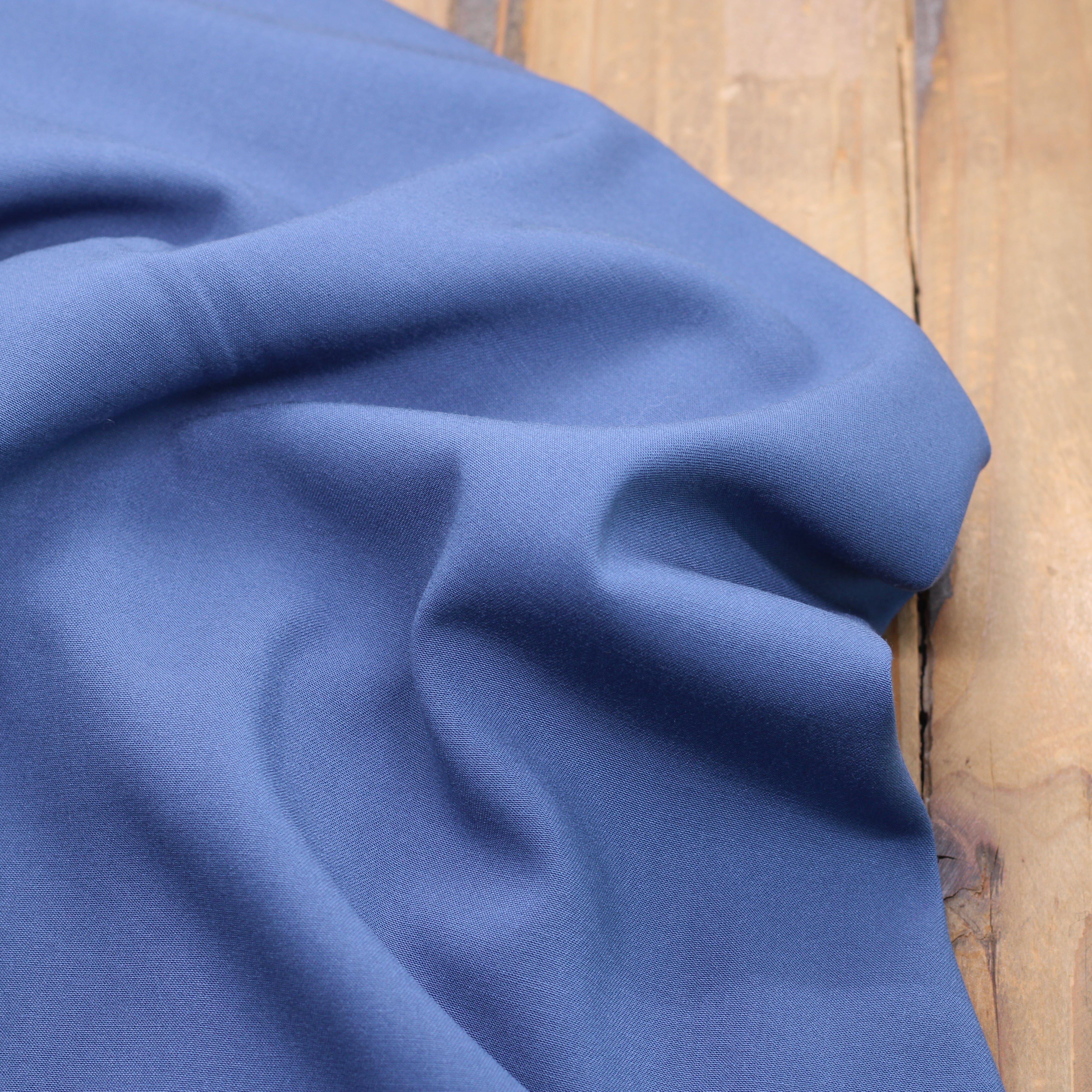 Tissu Viscose Stretch uni - Bleu denim (Vendu x10cm) Tissus Sélection Gaspard & Léonie | Gaspard et Léonie Tissus en ligne et Mercerie à Toulouse