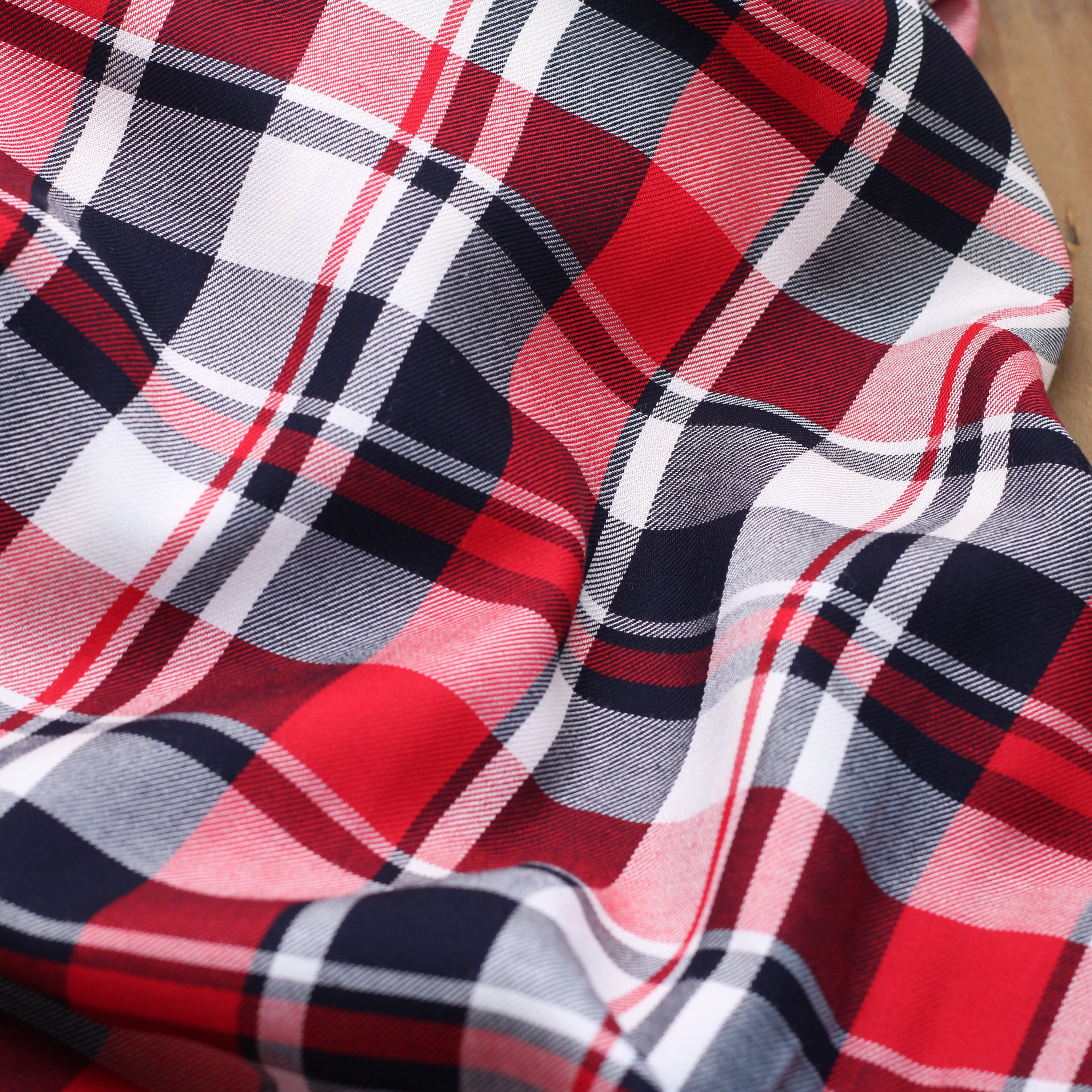 Tissu viscose TARTAN Rouge/Bordeaux /marinie nuit (Vendu x10cm) Tissus Sélection Gaspard & Léonie | Gaspard et Léonie Tissus en ligne et Mercerie à Toulouse