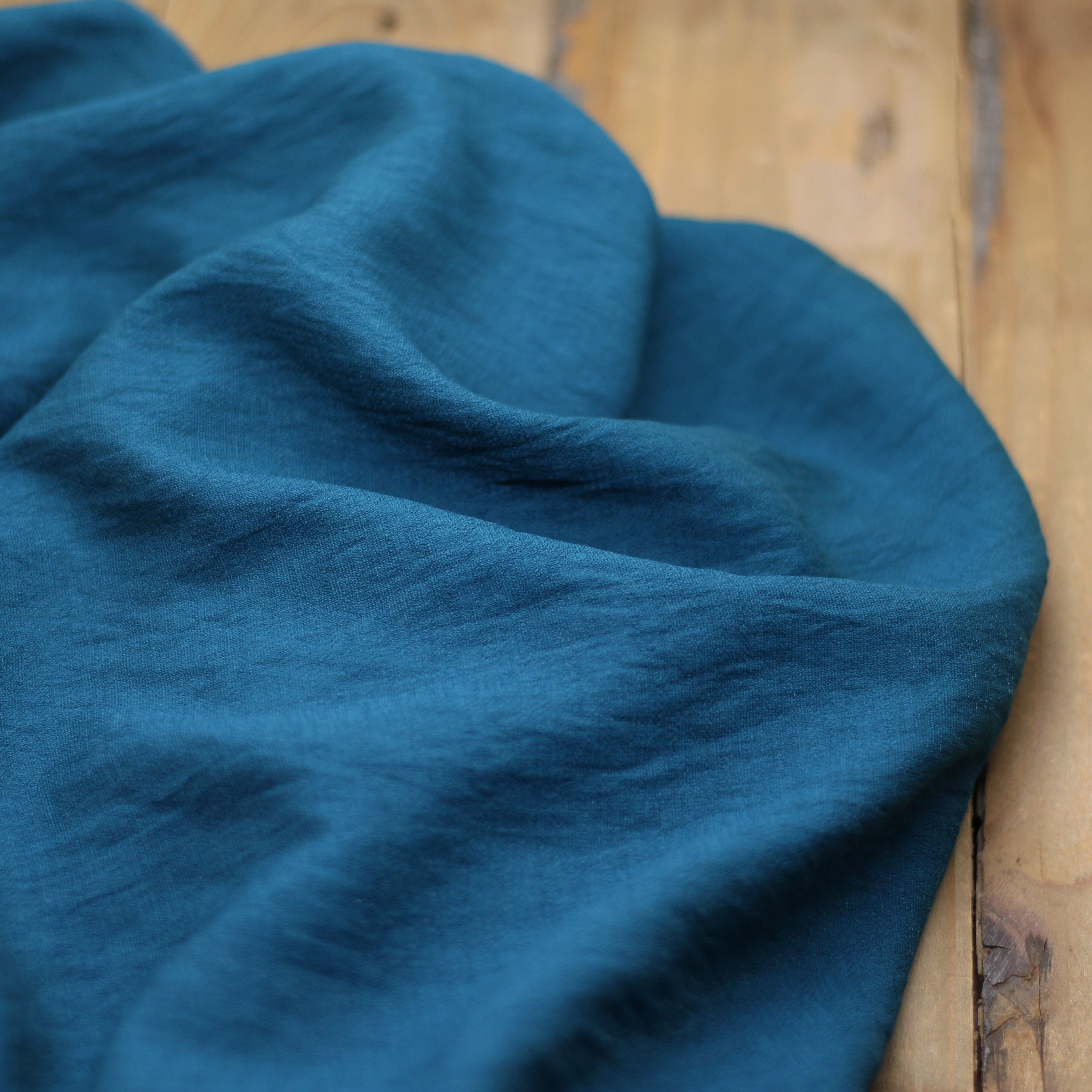 Tissu Viscose Texturé Uni - Bleu pétrole (Vendu x10cm) Tissus Sélection Gaspard & Léonie | Gaspard et Léonie Tissus en ligne et Mercerie à Toulouse