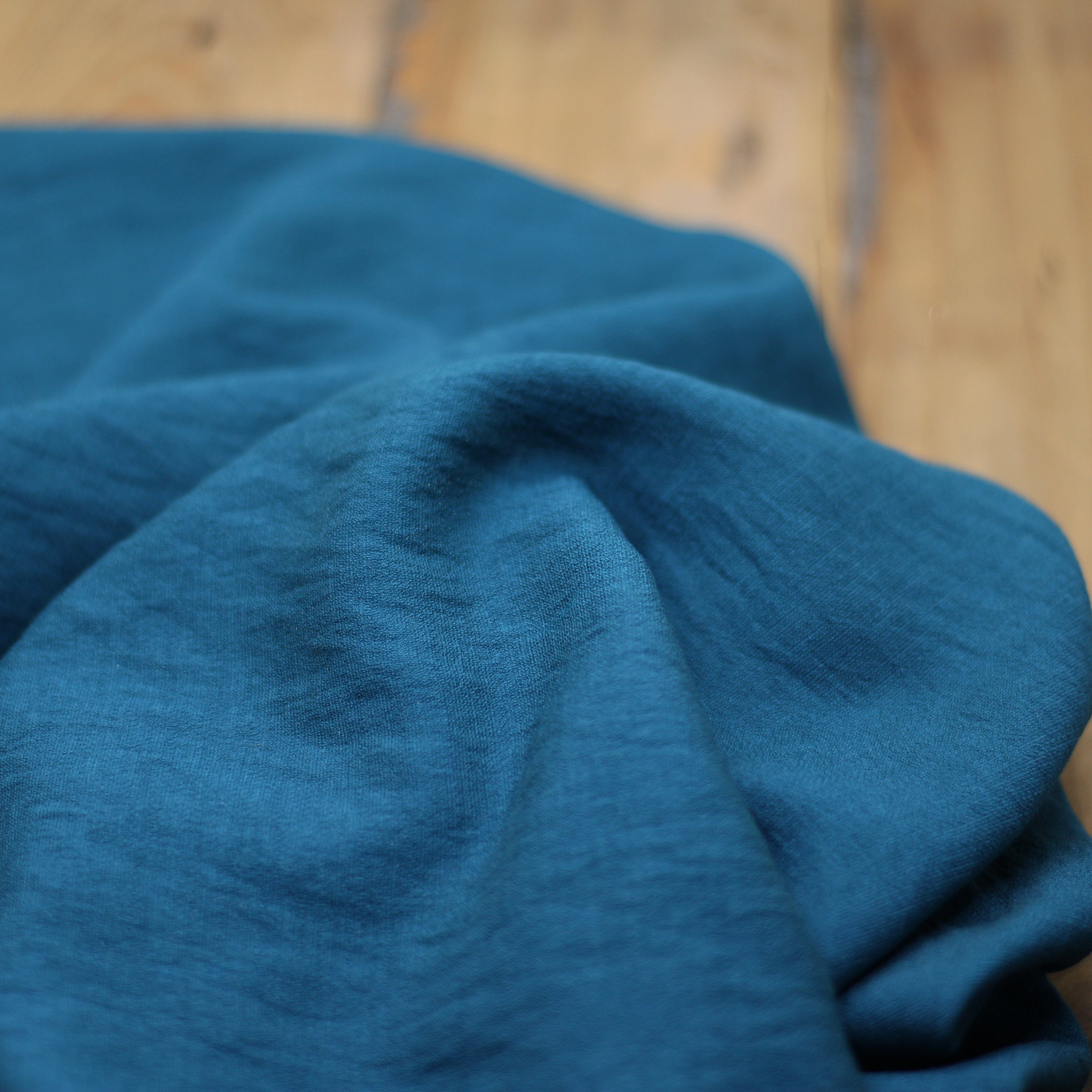 Tissu Viscose Texturé Uni - Bleu pétrole (Vendu x10cm) Tissus Sélection Gaspard & Léonie | Gaspard et Léonie Tissus en ligne et Mercerie à Toulouse
