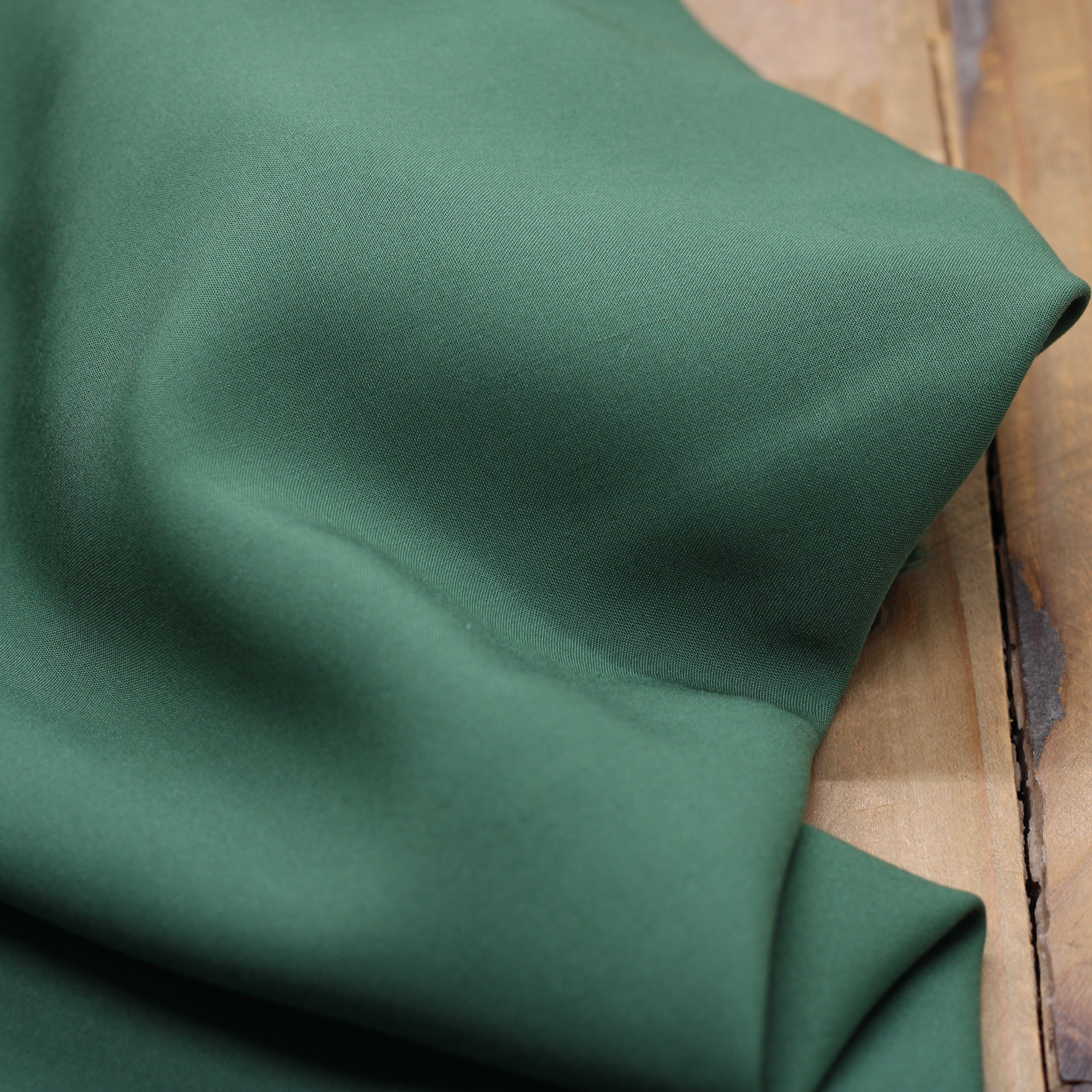 Tissu Viscose Unie - Vert foret (Vendu x10cm) Tissus Sélection Gaspard & Léonie | Gaspard et Léonie Tissus en ligne et Mercerie à Toulouse