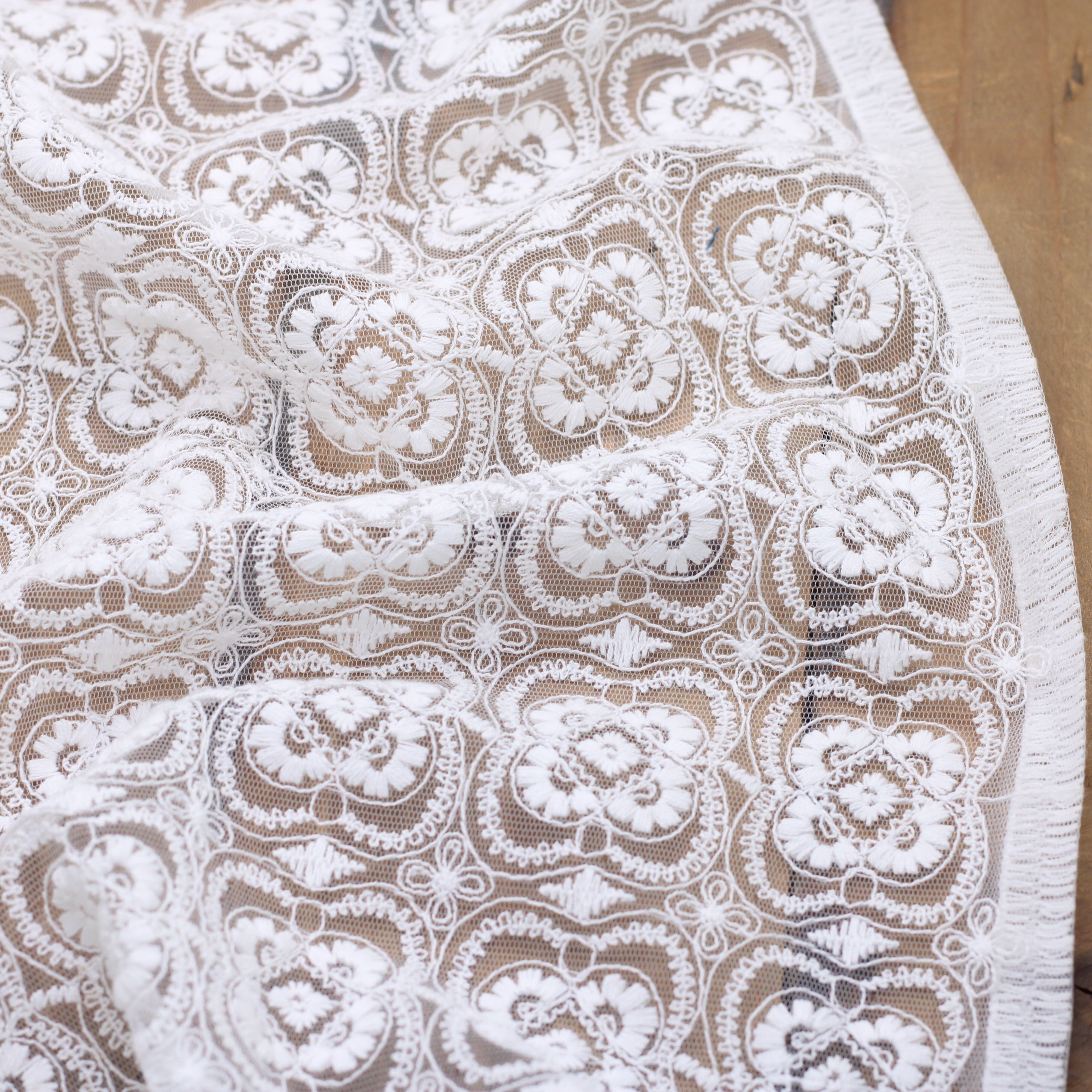 Tissu Voile brodé - CELESTE - blanc (Vendu x10cm) Tissus Sélection Gaspard & Léonie | Gaspard et Léonie Tissus en ligne et Mercerie à Toulouse