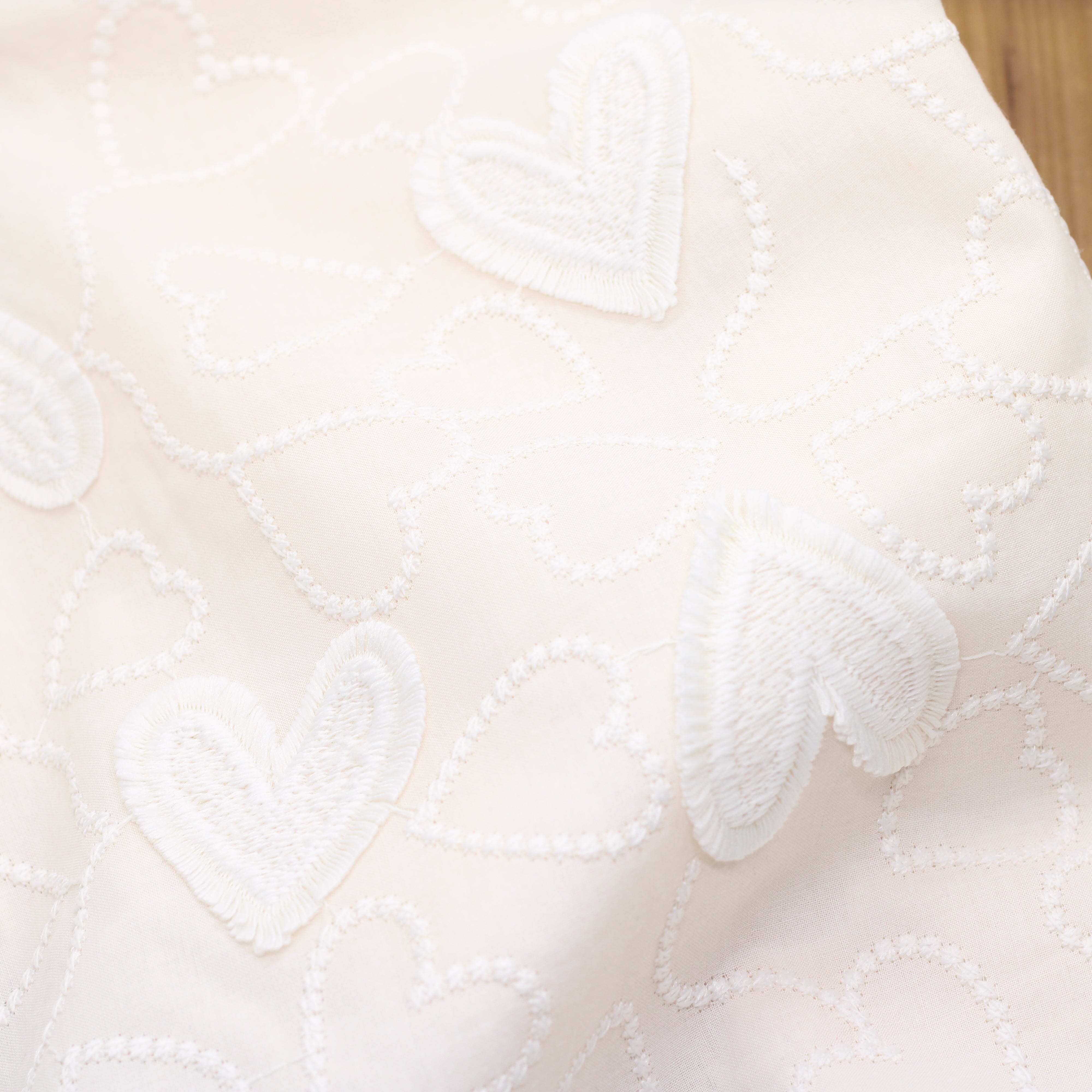 Tissu voile de coton brodé - COEURS - Ecru (Vendu x10cm) Tissus Sélection Gaspard & Léonie | Gaspard et Léonie Tissus en ligne et Mercerie à Toulouse