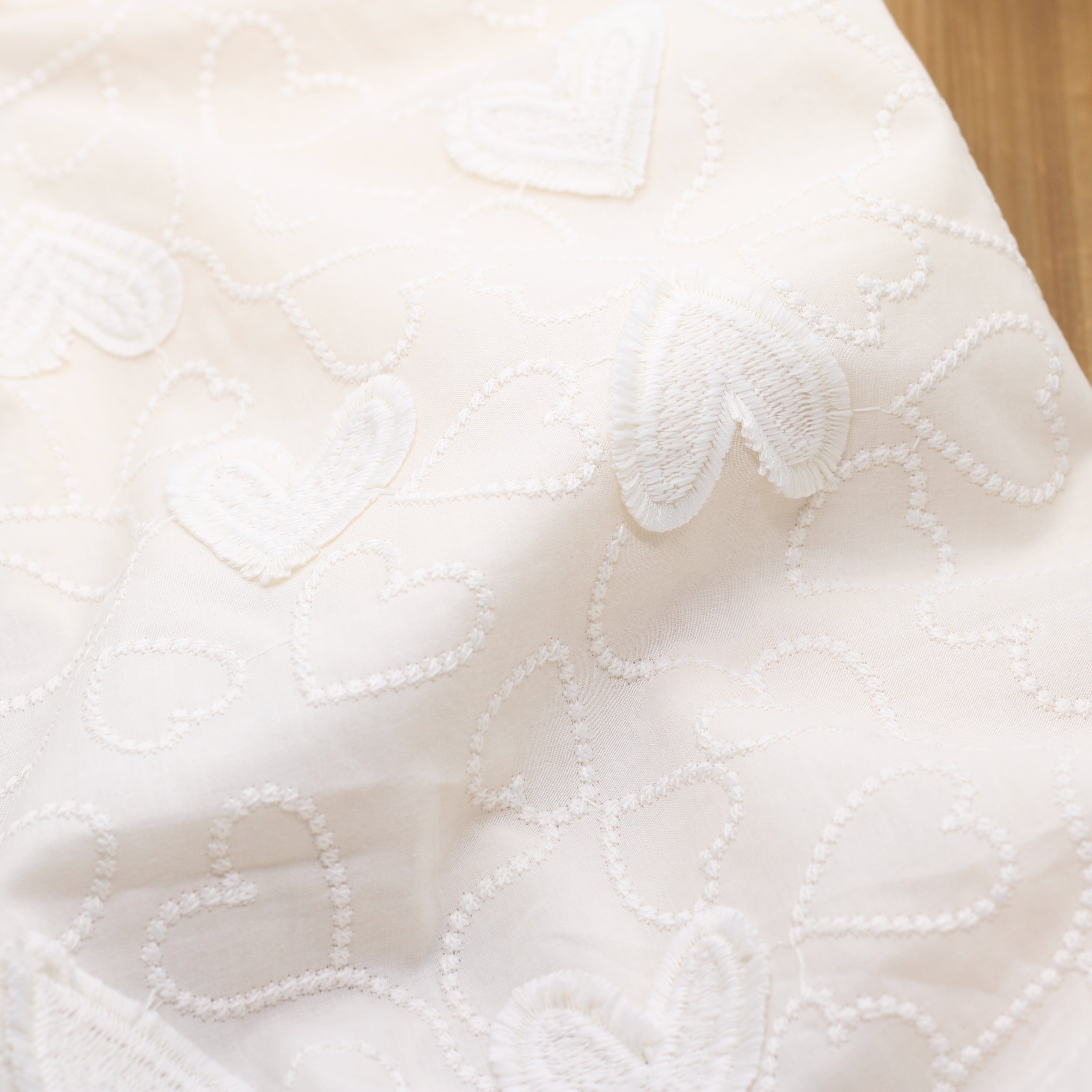 Tissu voile de coton brodé - COEURS - Ecru (Vendu x10cm) Tissus Sélection Gaspard & Léonie | Gaspard et Léonie Tissus en ligne et Mercerie à Toulouse