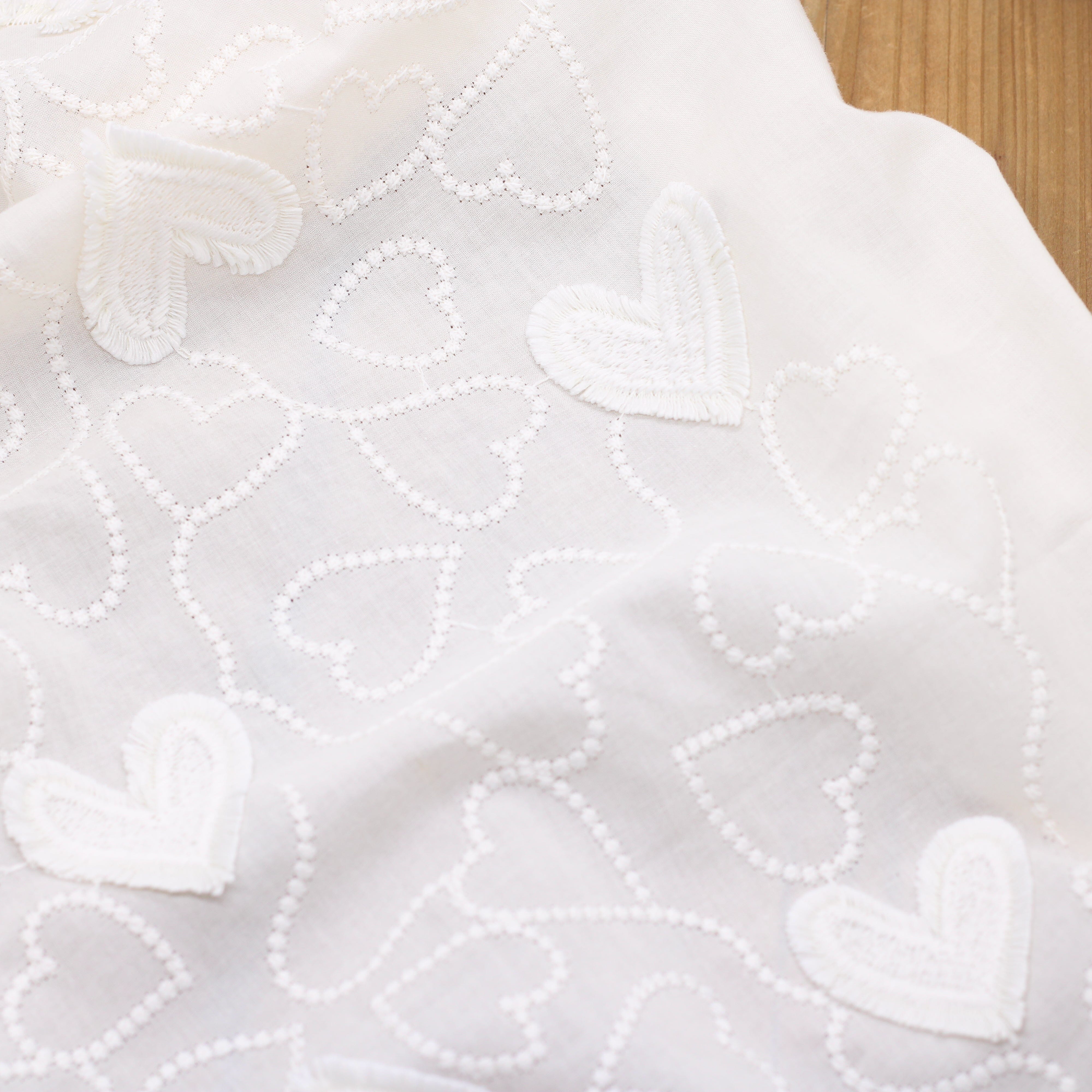 Tissu voile de coton brodé - COEURS - Ecru (Vendu x10cm) Tissus Sélection Gaspard & Léonie | Gaspard et Léonie Tissus en ligne et Mercerie à Toulouse