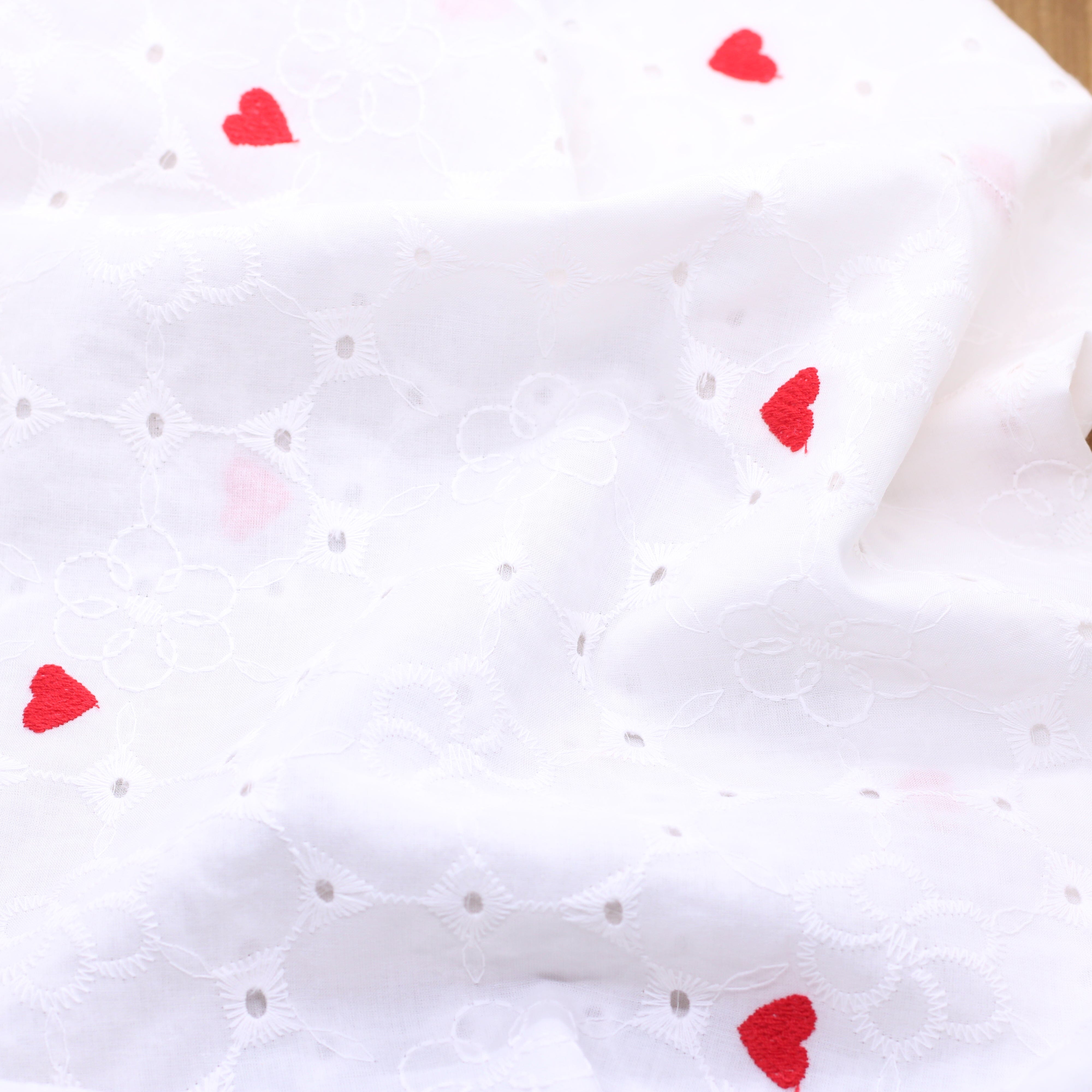Tissu voile de coton brodé - COEURS rouges - Blanc (Vendu x10cm) Tissus Sélection Gaspard & Léonie | Gaspard et Léonie Tissus en ligne et Mercerie à Toulouse