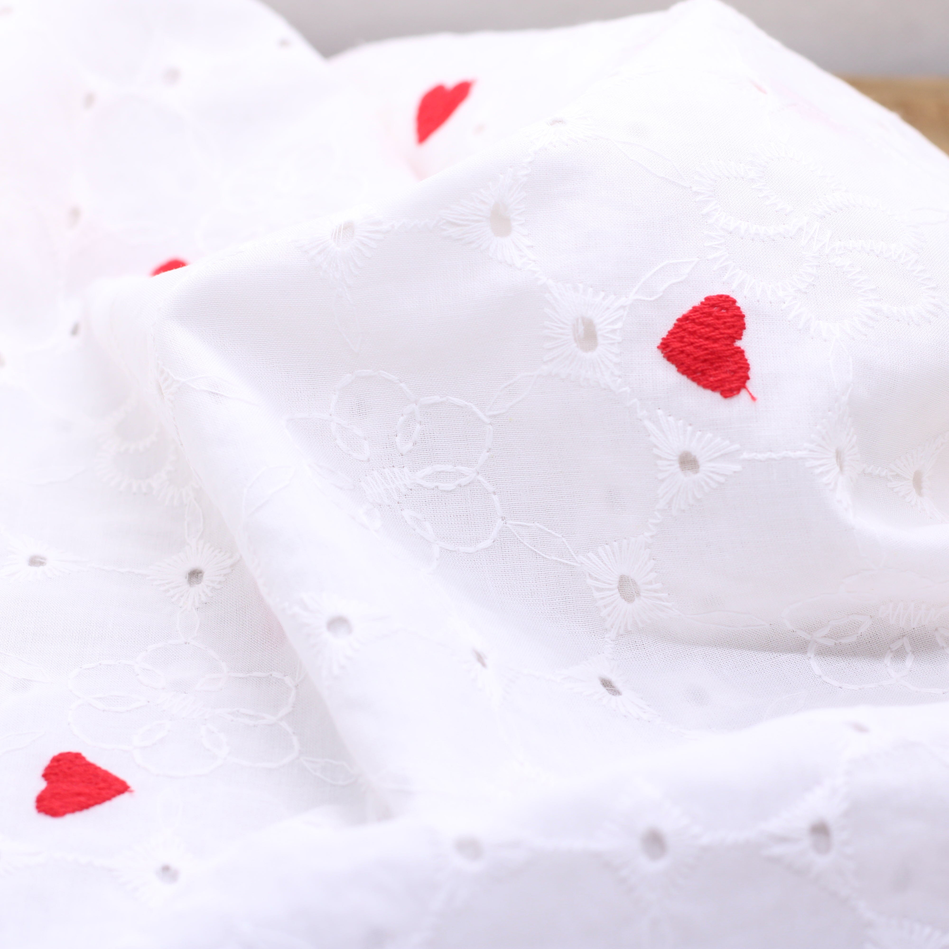 Tissu voile de coton brodé - COEURS rouges - Blanc (Vendu x10cm) Tissus Sélection Gaspard & Léonie | Gaspard et Léonie Tissus en ligne et Mercerie à Toulouse
