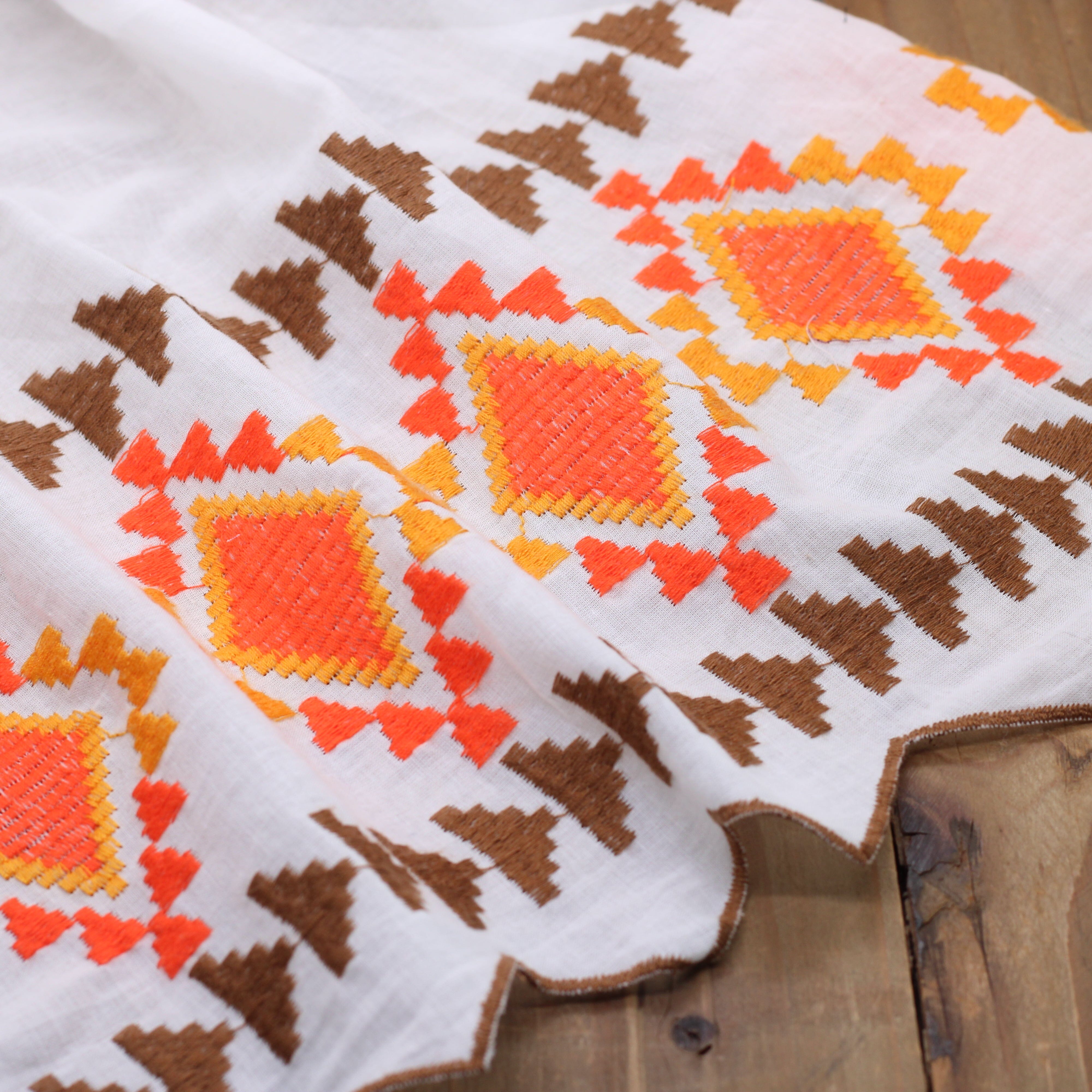 Tissu voile de coton brodé et festonné -INCA- ORANGE/CHOCOLAT (Vendu x10cm) Tissus Sélection Gaspard & Léonie | Gaspard et Léonie Tissus en ligne et Mercerie à Toulouse