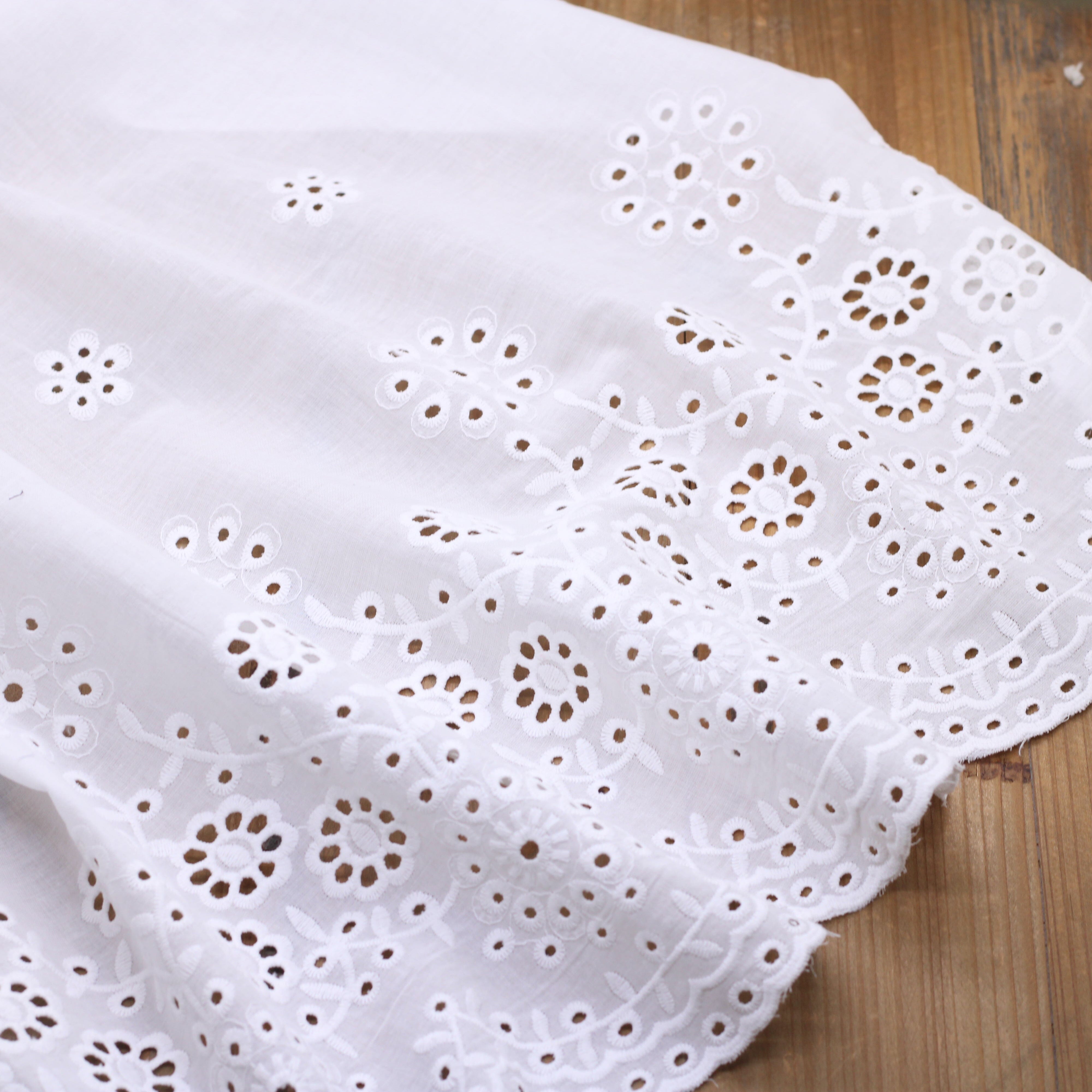 Tissu voile de coton brodé et festonné - ROMIE - Blanc Cassé (Vendu x10cm) Tissus Sélection Gaspard & Léonie | Gaspard et Léonie Tissus en ligne et Mercerie à Toulouse