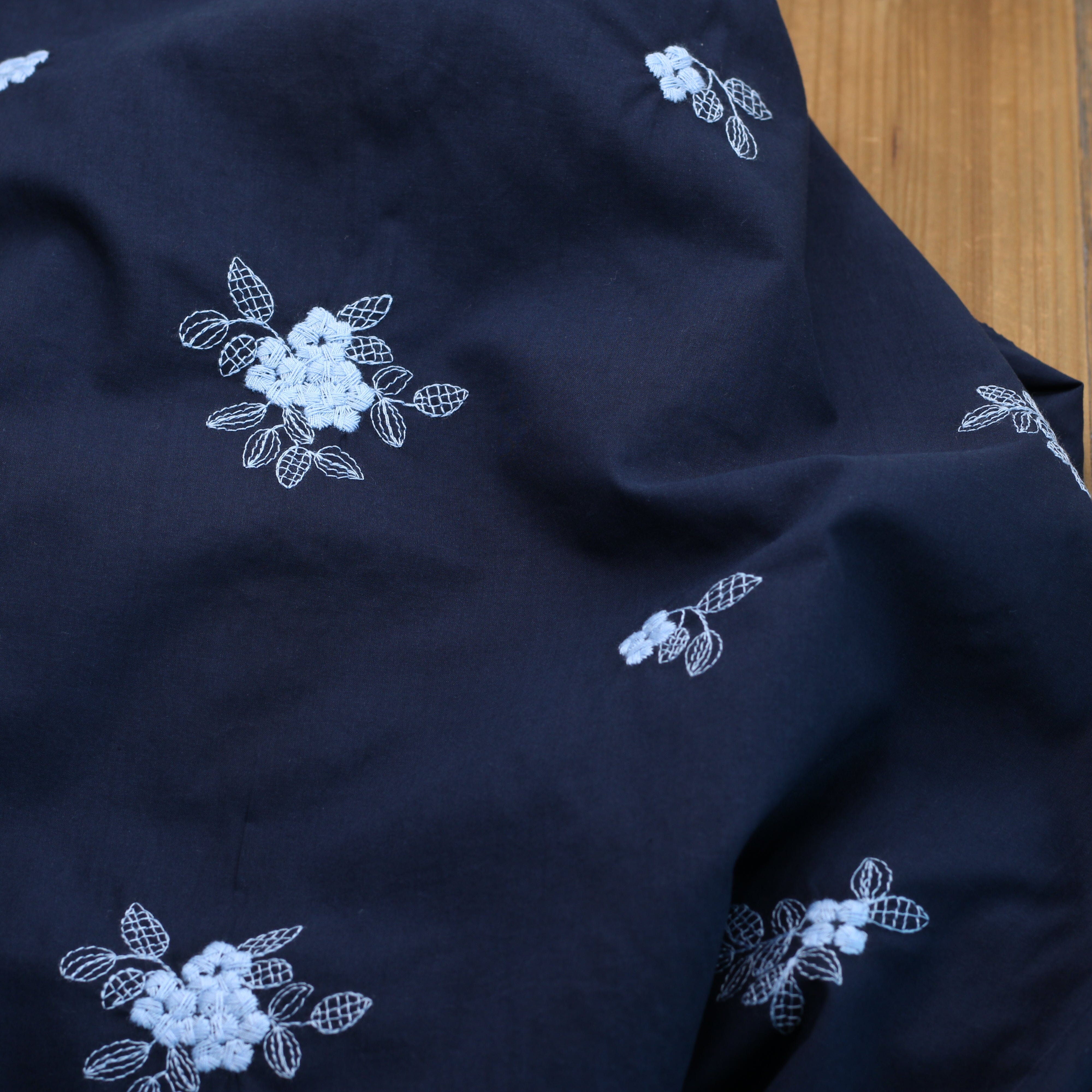 Tissu voile de coton brodé - FLEURS CIEL - Bleu marine (Vendu x10cm) Tissus Sélection Gaspard & Léonie | Gaspard et Léonie Tissus en ligne et Mercerie à Toulouse