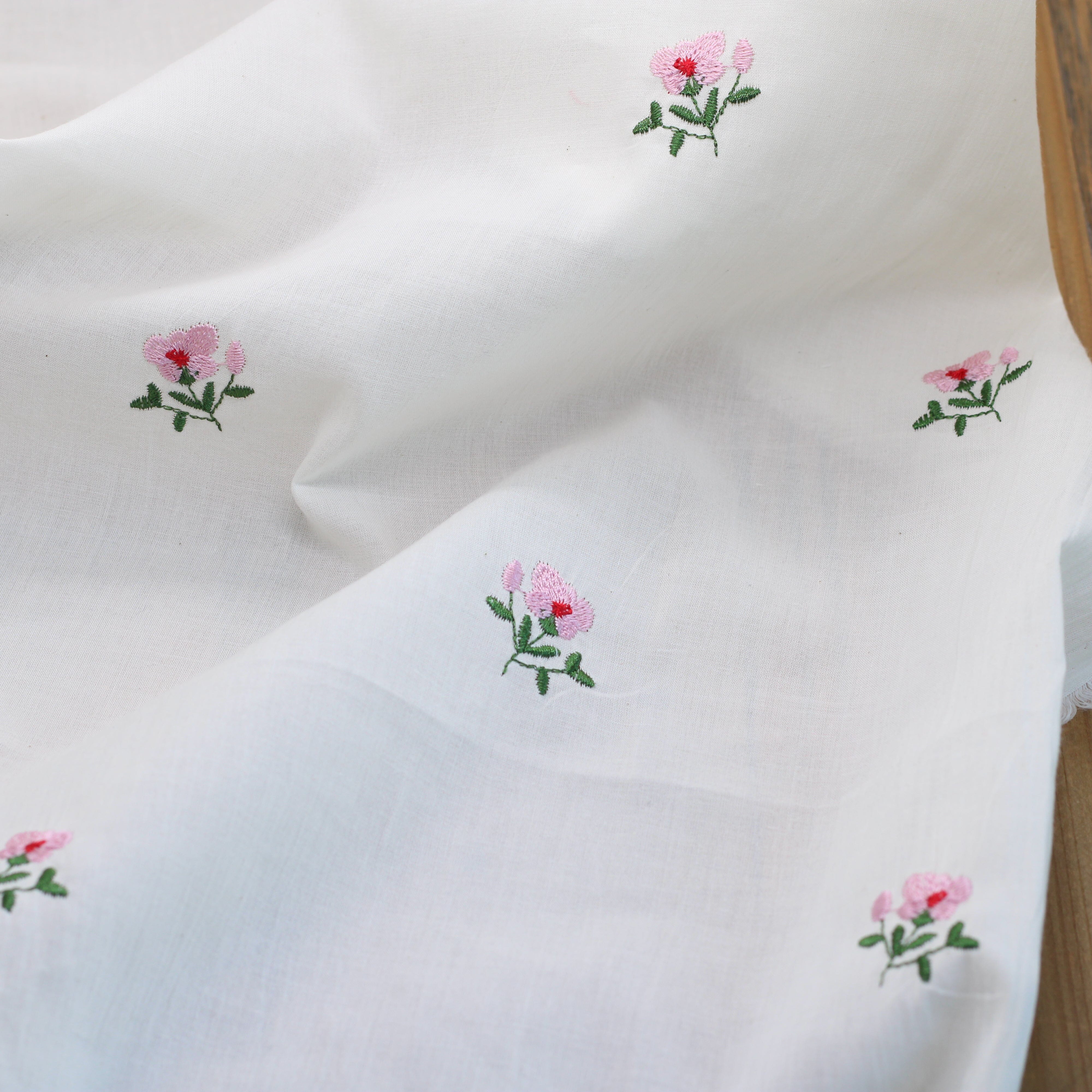 Tissu voile de coton brodé - FLEURS ROSES - Blanc (Vendu x10cm) Tissus Sélection Gaspard & Léonie | Gaspard et Léonie Tissus en ligne et Mercerie à Toulouse