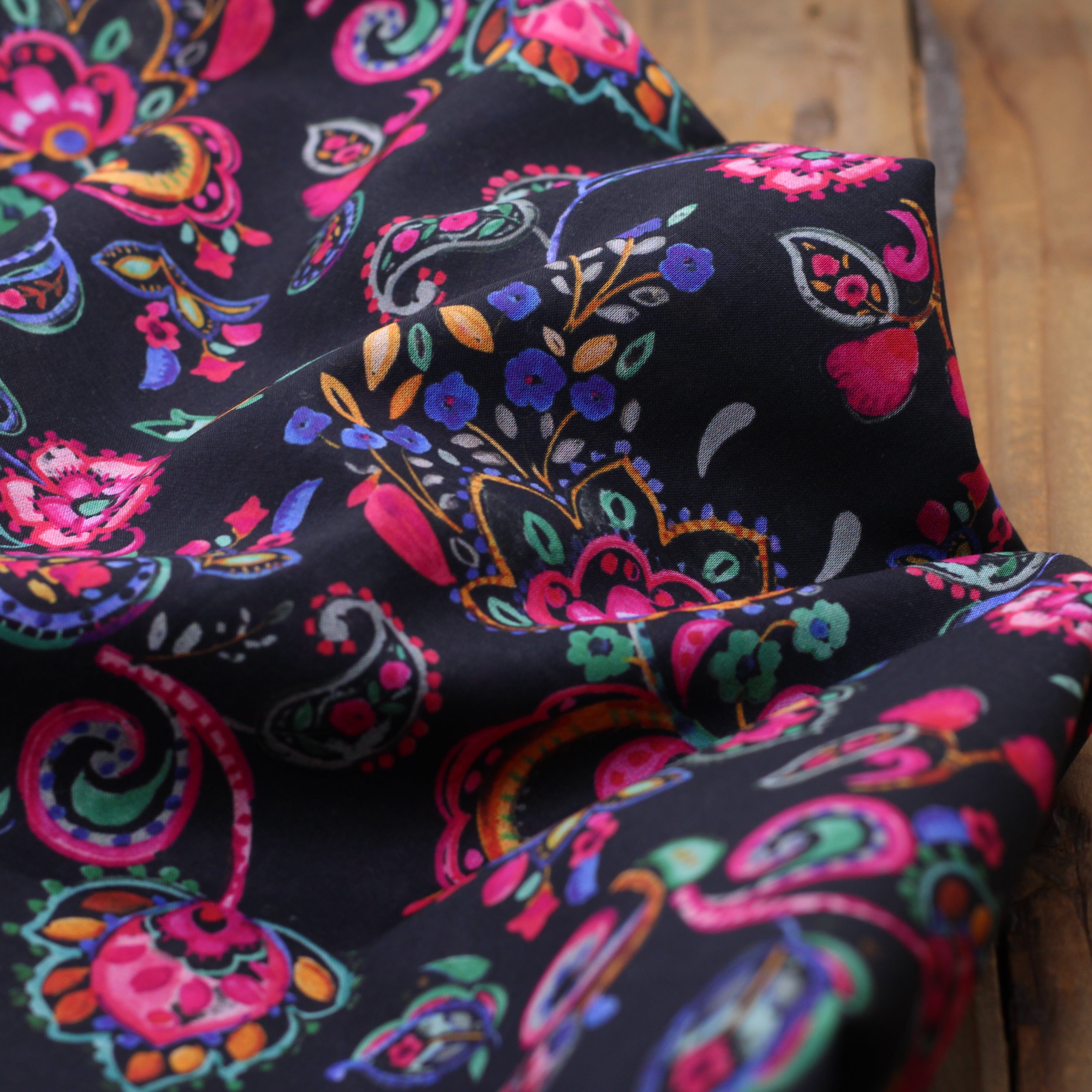 Tissu Voile de coton - FLOWERS CACHEMIRE - Noir (Vendu x10cm) Tissus Sélection Gaspard & Léonie | Gaspard et Léonie Tissus en ligne et Mercerie à Toulouse