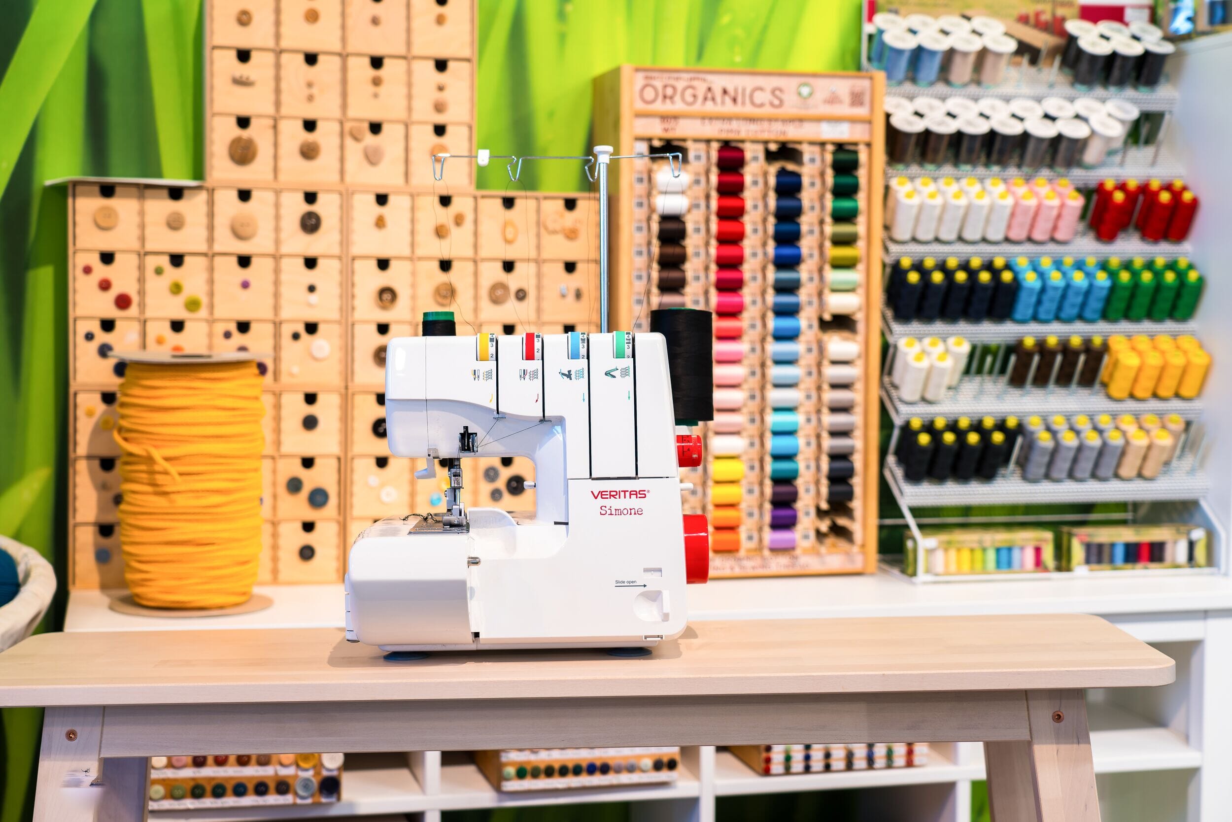 VERITAS Simone - Surjeteuse Surjeteuse VERITAS | Gaspard et Léonie Tissus en ligne et Mercerie à Toulouse