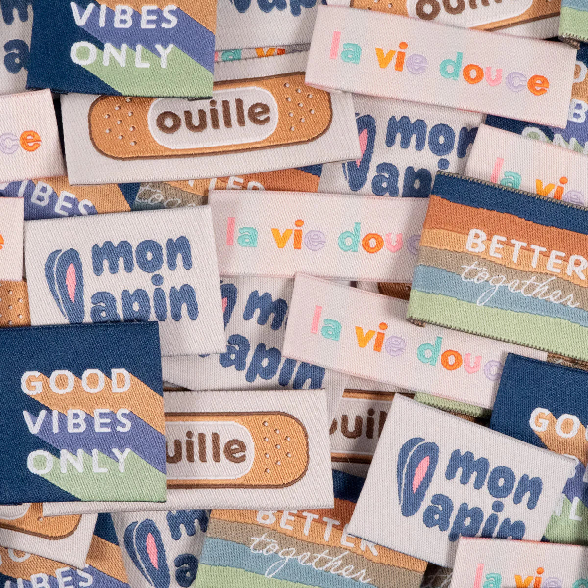 Assortiment Etiquettes tissées « Friendly » IKATEE Ikatee | Gaspard et Léonie Tissus en ligne et Mercerie à Toulouse