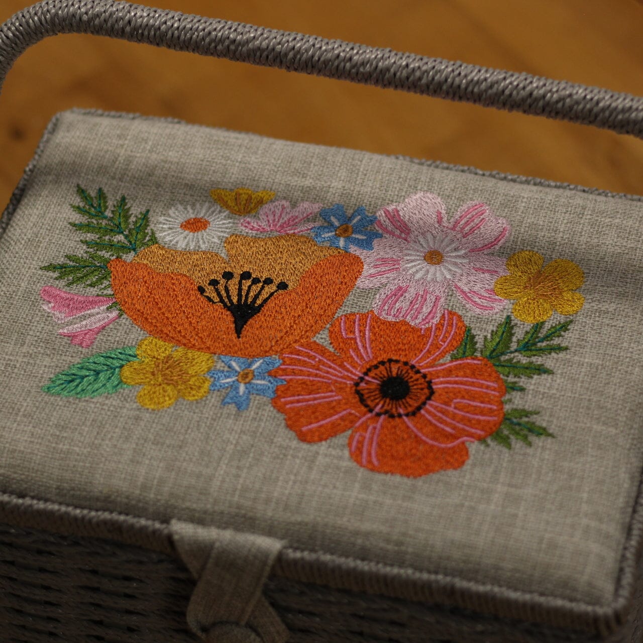 Boite à couture Moyen Modèle -Grise Brodée (MM) Mercerie Sélection Gaspard & Léonie | Gaspard et Léonie Tissus en ligne et Mercerie à Toulouse