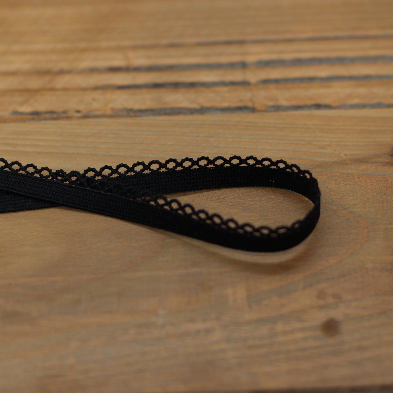 Elastique Dentelle lingerie 10mm - Noir (vendu x10cm) Mercerie Sélection Gaspard & Léonie | Gaspard et Léonie Tissus en ligne et Mercerie à Toulouse