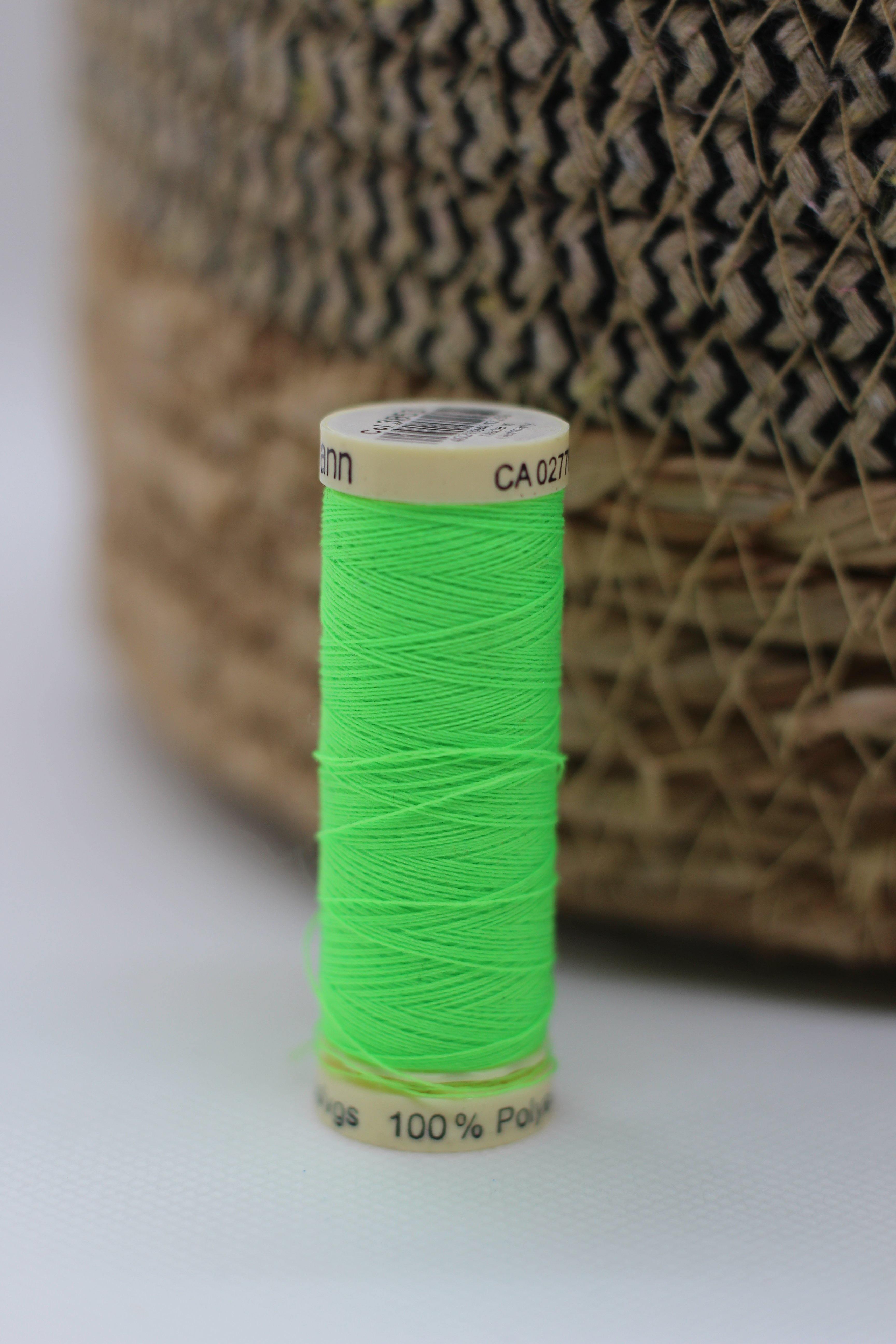 Fil à coudre Gütermann polyester - 3853 VERT FLUO - L'atelier de Gaspard et Léonie