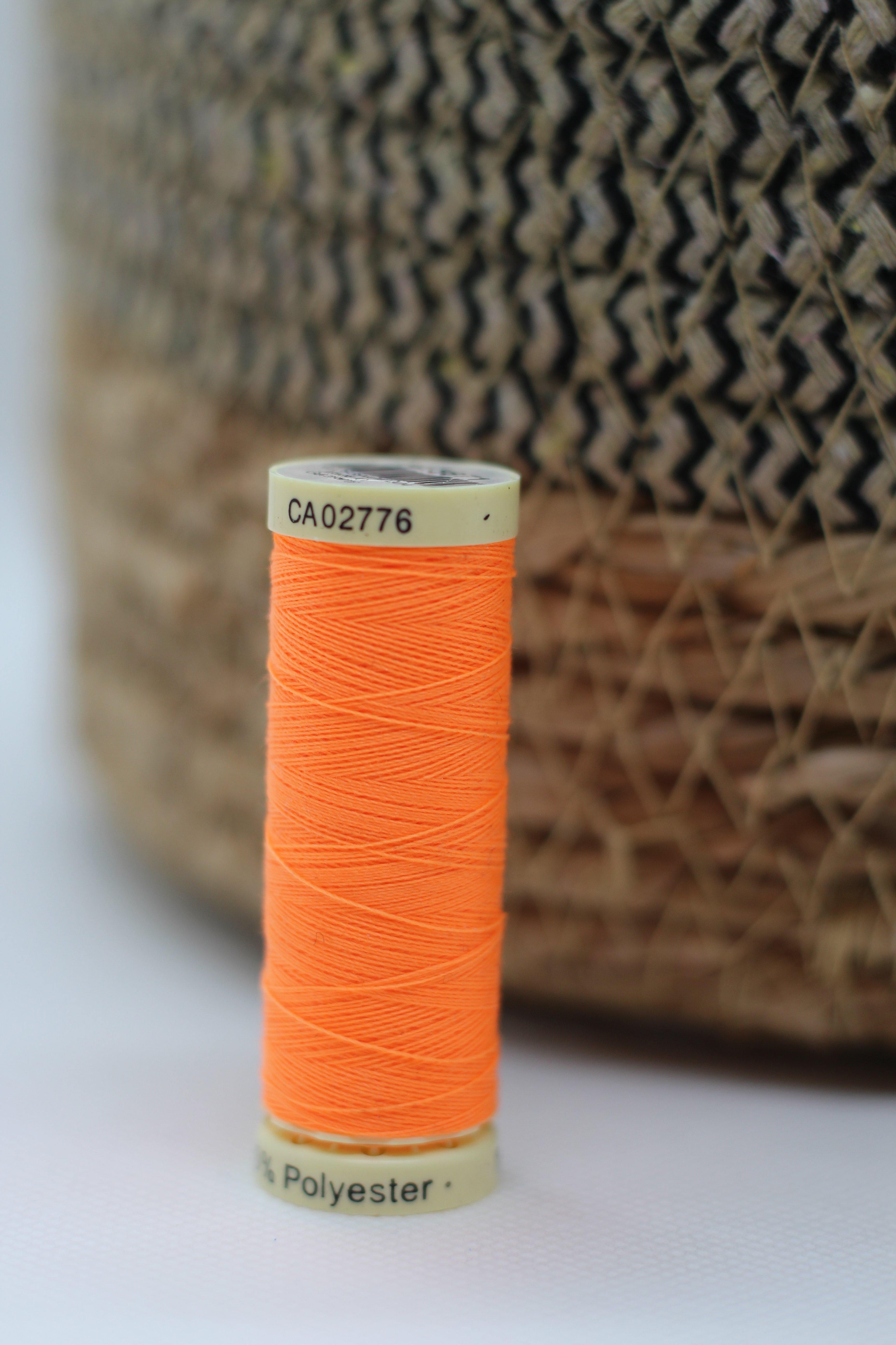 Fil à coudre Gütermann polyester - 3871 ORANGE FLUO - L'atelier de Gaspard et Léonie