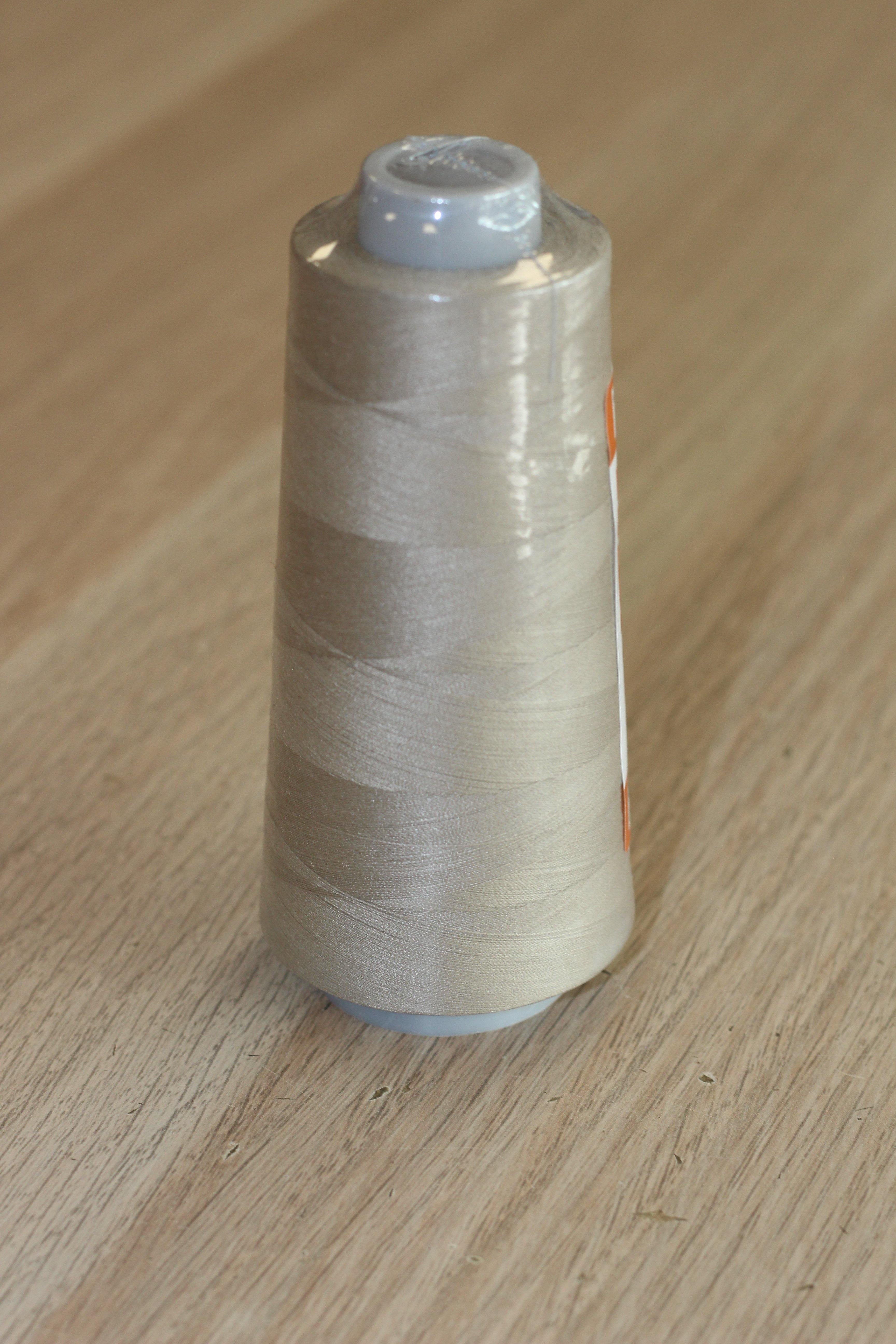 Fil surjeteuse Cône 2500m TOLDI LOCK Gütermann - 2725 Beige - L'atelier de Gaspard et Léonie