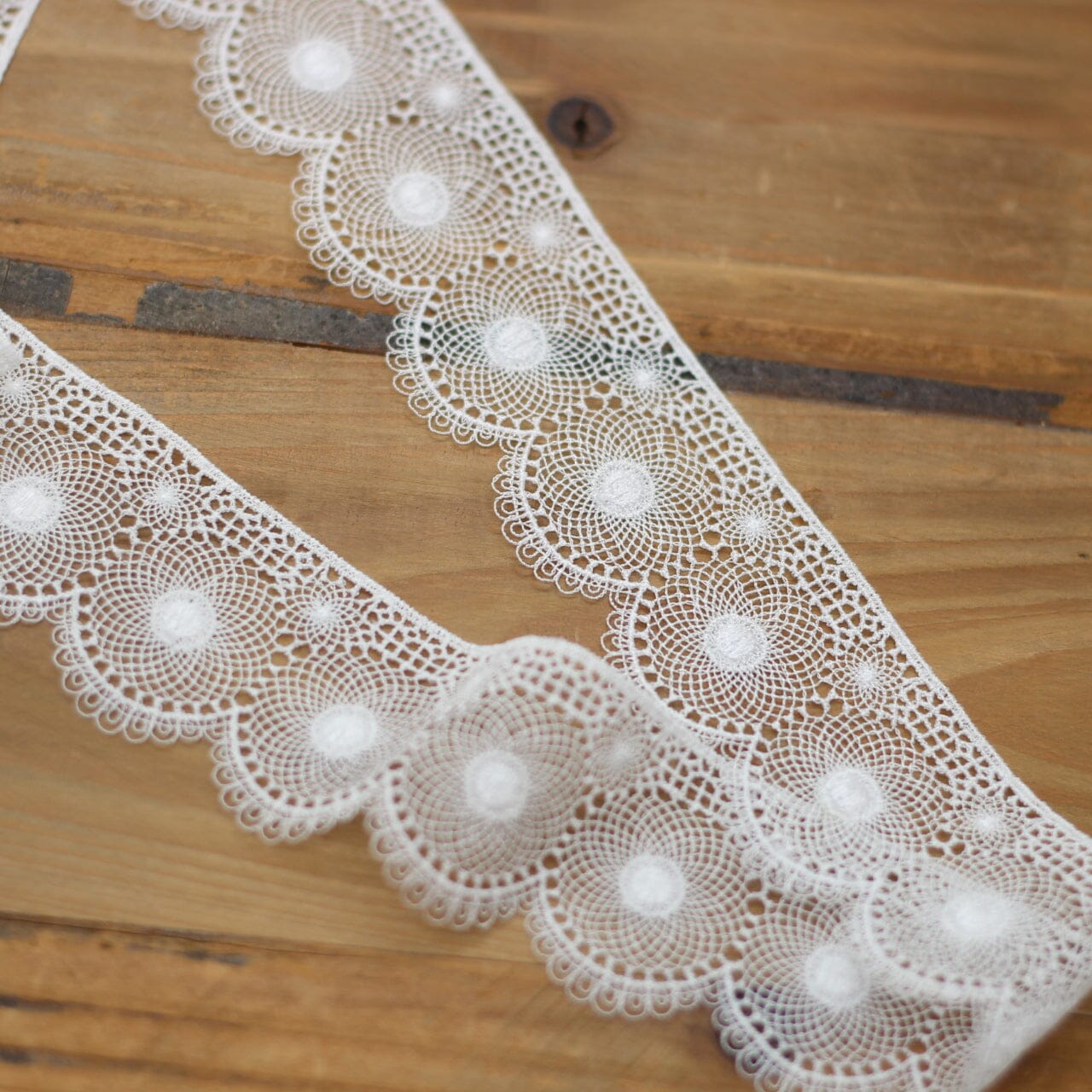 Guipure Dentelle - Blanc - 40mm (Vendu x10cm) Mercerie L'atelier de Gaspard et Léonie | Gaspard et Léonie Tissus en ligne et Mercerie à Toulouse