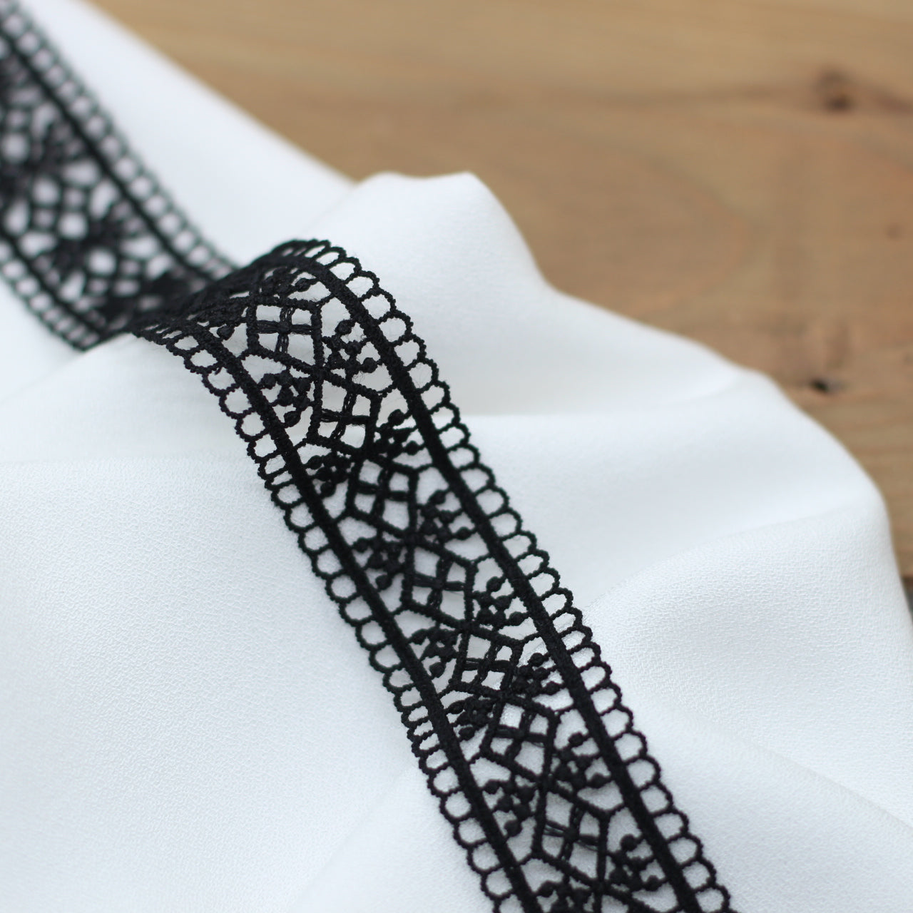 Guipure Dentelle / Entre deux - Noir - 25mm (Vendu x10cm) Mercerie L'atelier de Gaspard et Léonie | Gaspard et Léonie Tissus en ligne et Mercerie à Toulouse