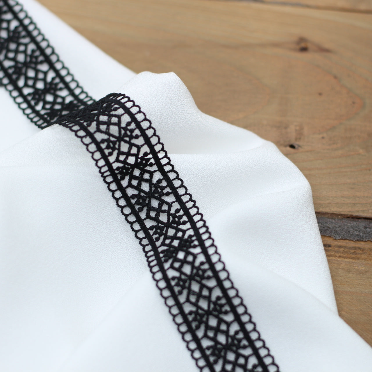 Guipure Dentelle / Entre deux - Noir - 25mm (Vendu x10cm) Mercerie L'atelier de Gaspard et Léonie | Gaspard et Léonie Tissus en ligne et Mercerie à Toulouse