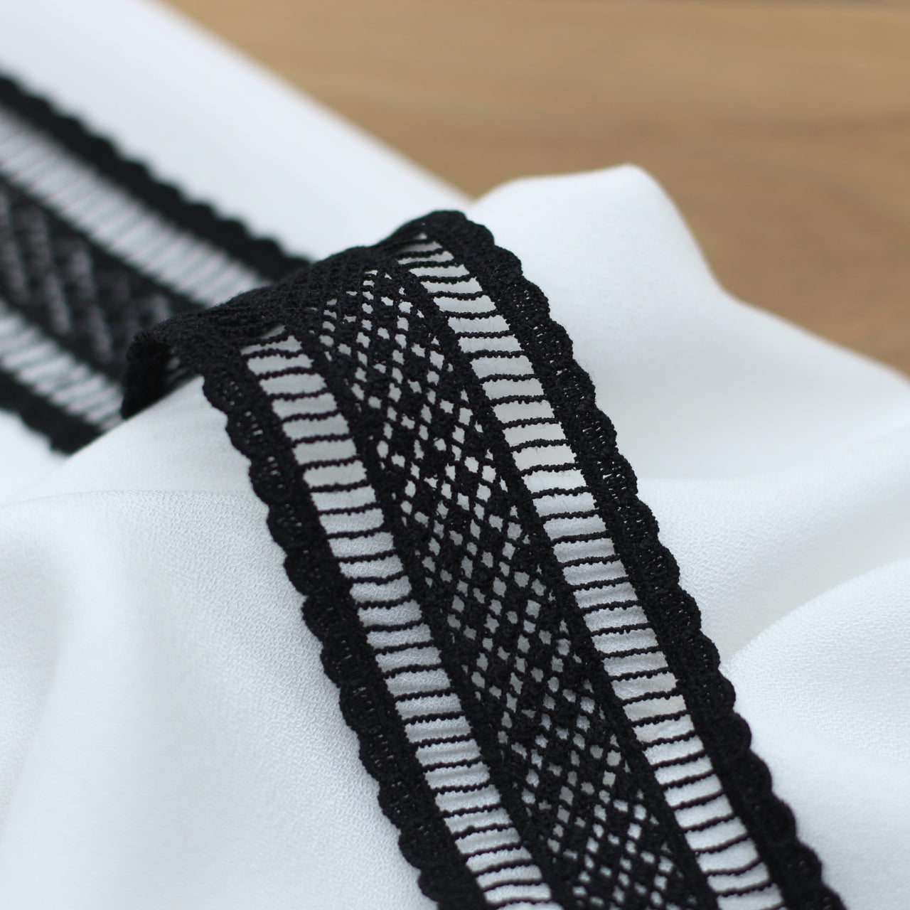 Guipure Dentelle / Entre deux - Noir - 40mm (Vendu x10cm) Mercerie L'atelier de Gaspard et Léonie | Gaspard et Léonie Tissus en ligne et Mercerie à Toulouse