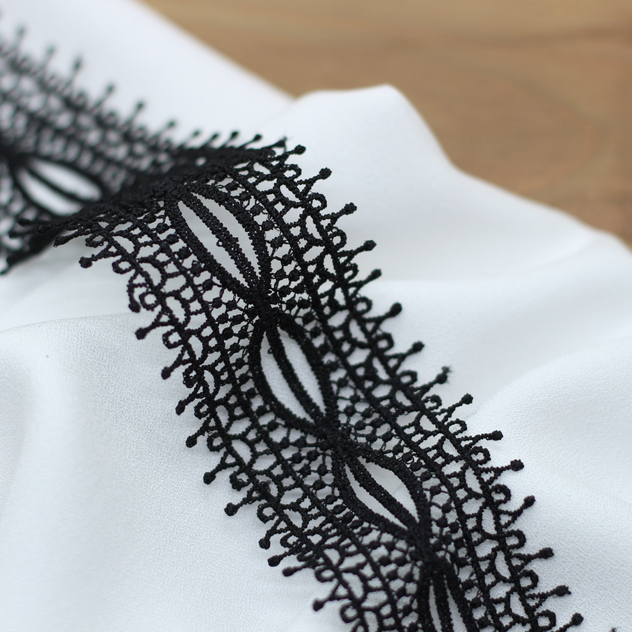 Guipure Dentelle / Entre deux - Noir - 45mm (Vendu x10cm) Mercerie L'atelier de Gaspard et Léonie | Gaspard et Léonie Tissus en ligne et Mercerie à Toulouse