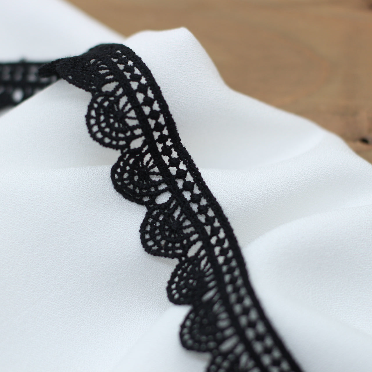 Guipure Dentelle - Noir - 20mm (Vendu x10cm) Mercerie L'atelier de Gaspard et Léonie | Gaspard et Léonie Tissus en ligne et Mercerie à Toulouse