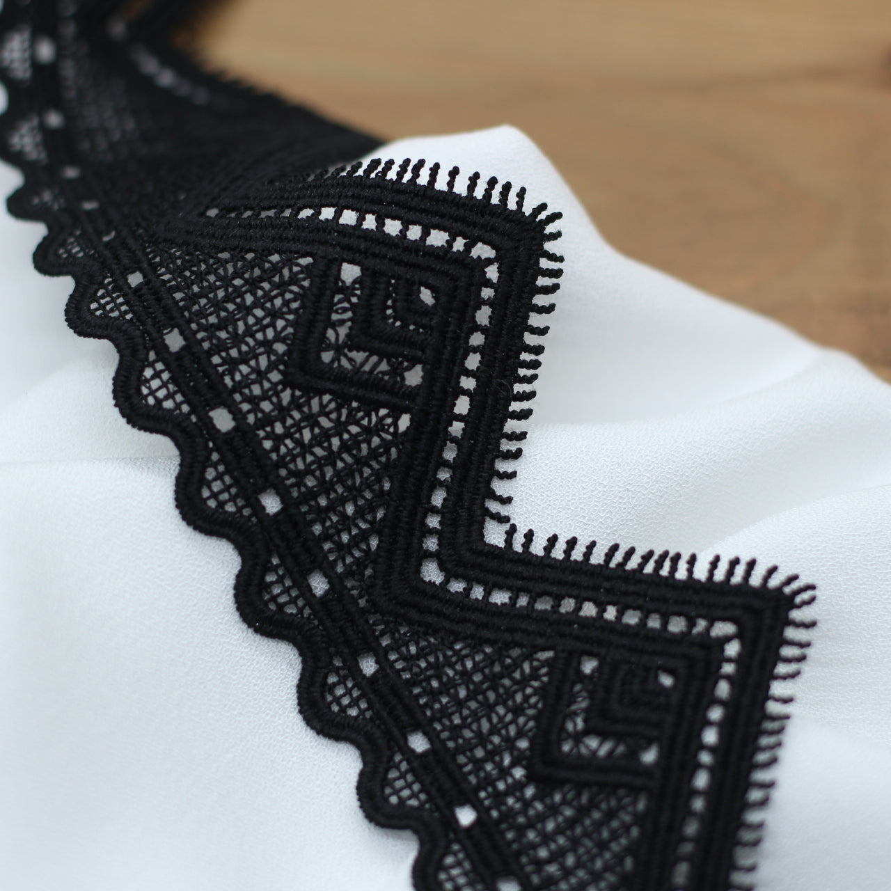 Guipure Dentelle triangle - Noir - 50mm (Vendu x10cm) Mercerie L'atelier de Gaspard et Léonie | Gaspard et Léonie Tissus en ligne et Mercerie à Toulouse