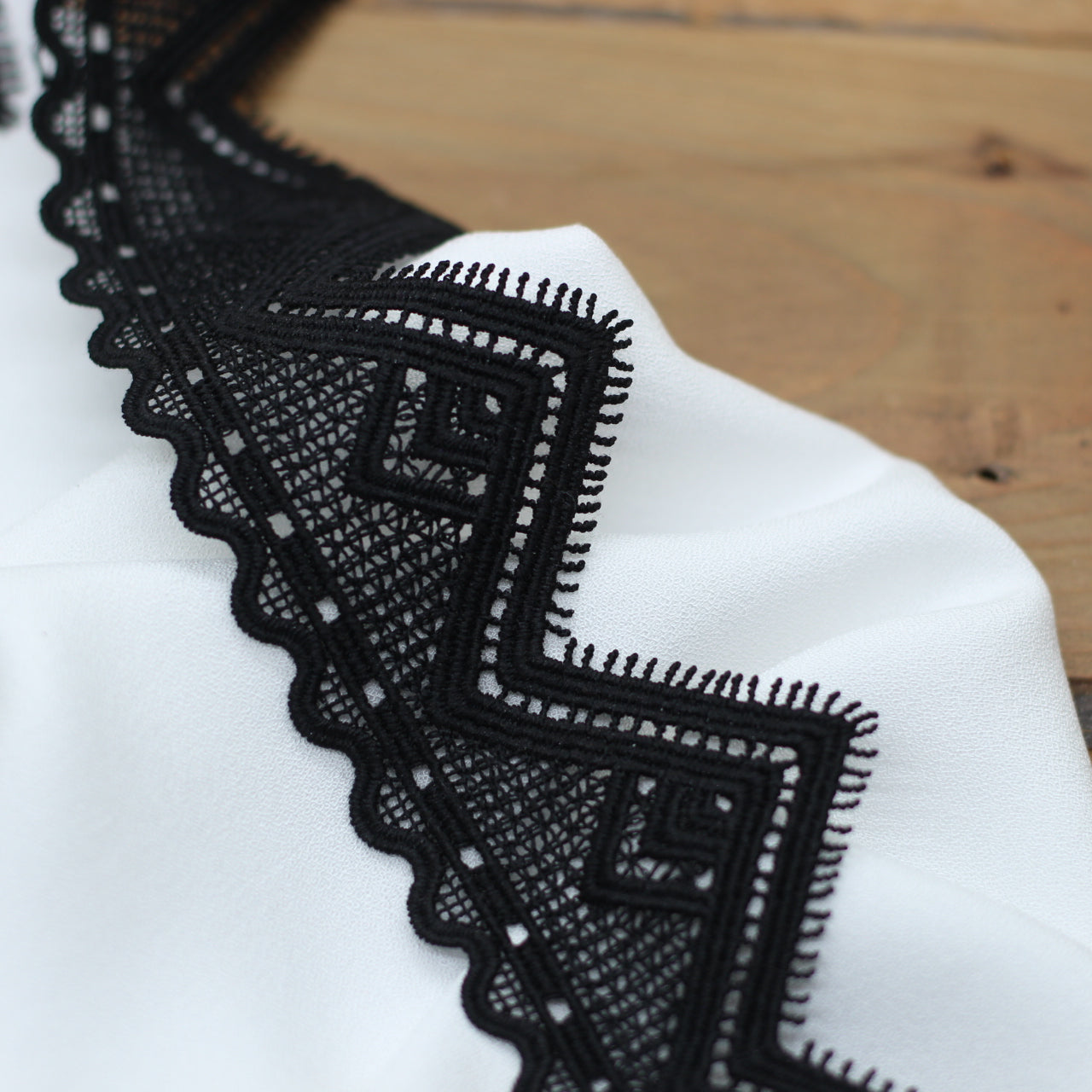 Guipure Dentelle triangle - Noir - 50mm (Vendu x10cm) Mercerie L'atelier de Gaspard et Léonie | Gaspard et Léonie Tissus en ligne et Mercerie à Toulouse