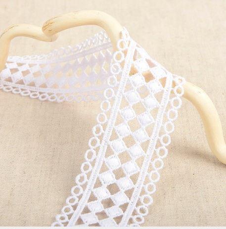 Guipure Géométrique blanche 42mm (Vendu x10cm) Mercerie L'atelier de Gaspard et Léonie | Gaspard et Léonie Tissus Mercerie Toulouse