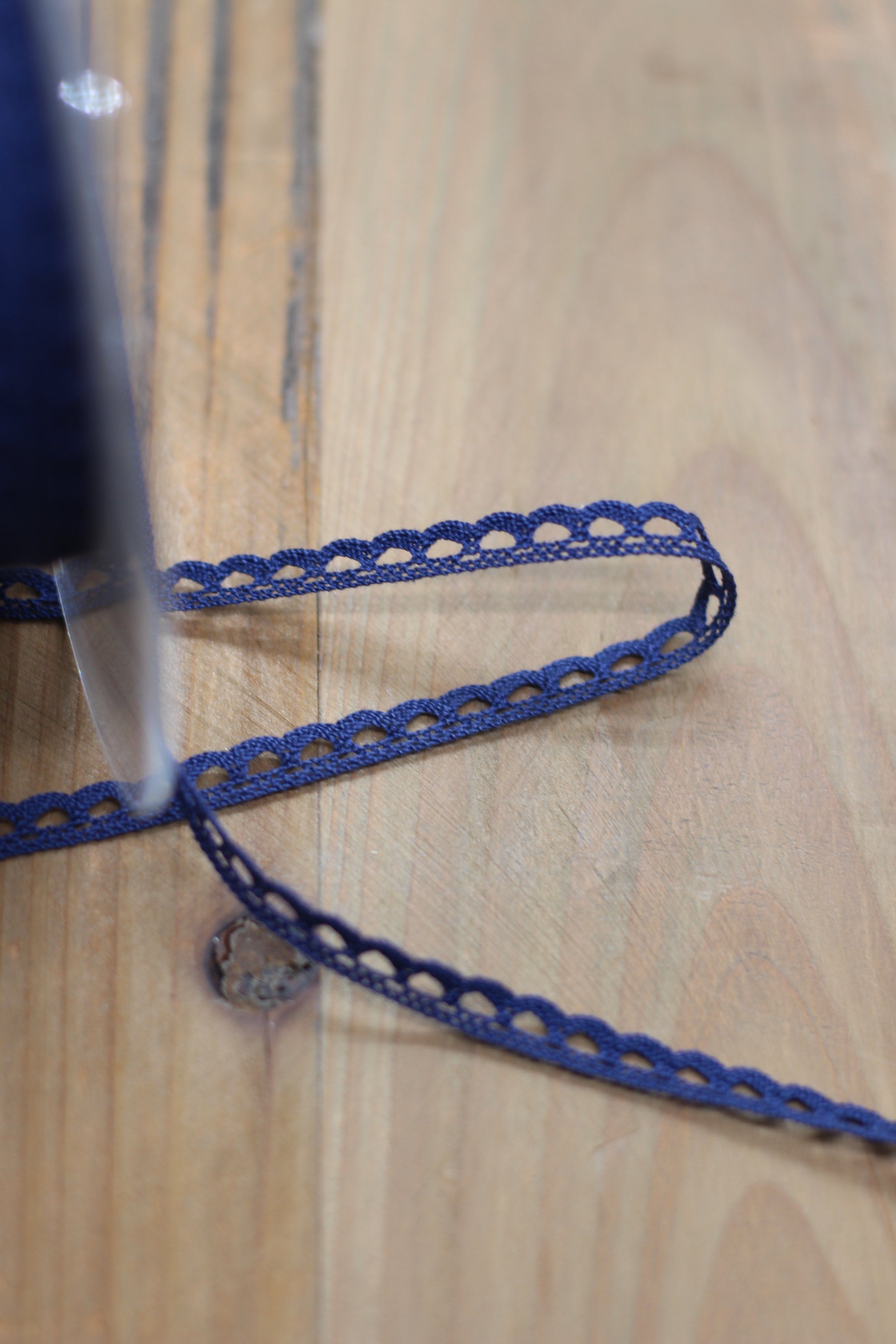 Ruban dentelle/Broderie Bleu marine 7mm (vendu x10cm) Mercerie Sélection Gaspard & Léonie | Gaspard et Léonie Tissus Mercerie Toulouse