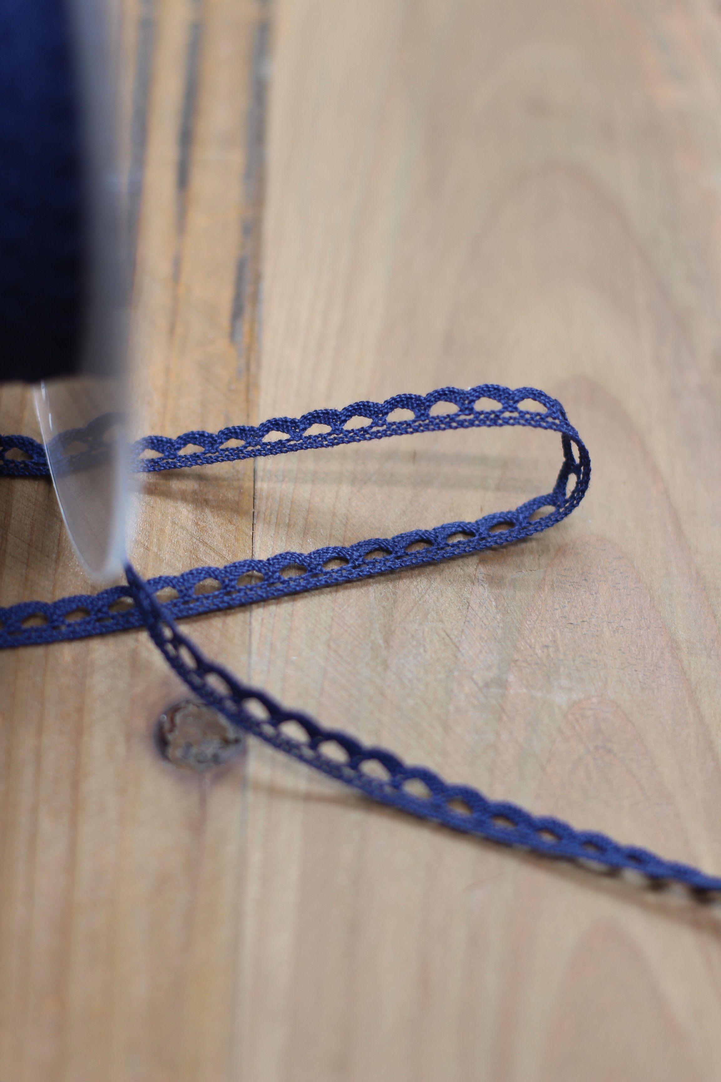 Ruban dentelle/Broderie Bleu marine 7mm (vendu x10cm) Mercerie Sélection Gaspard & Léonie | Gaspard et Léonie Tissus Mercerie Toulouse