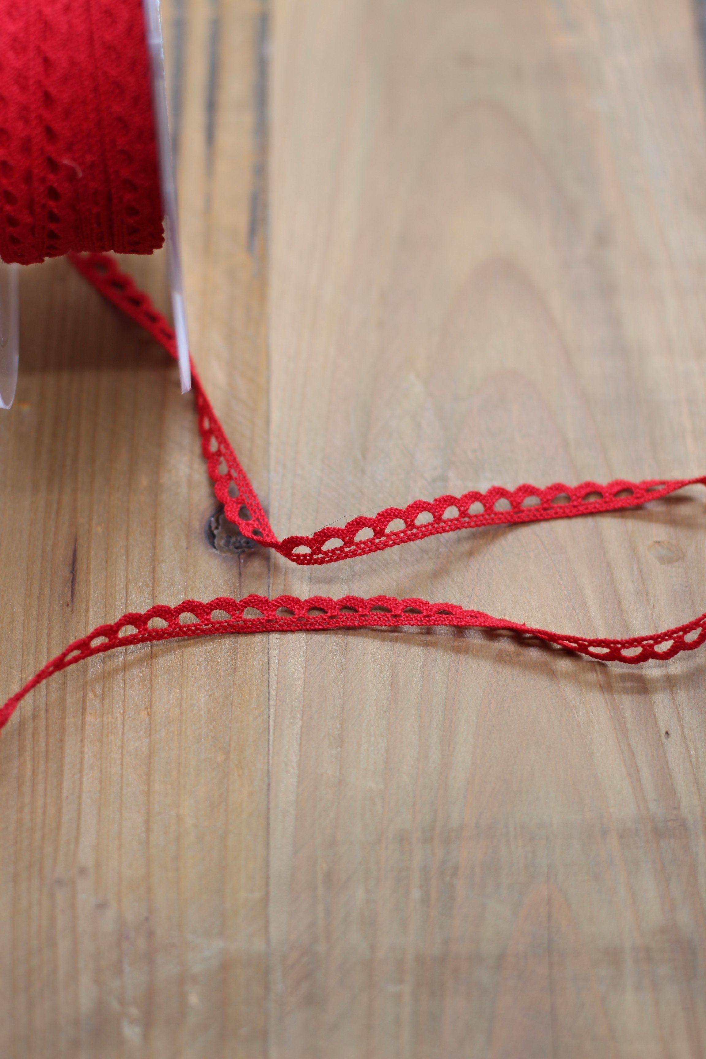 Ruban dentelle/Broderie Rouge 7mm (vendu x10cm) Mercerie Sélection Gaspard & Léonie | Gaspard et Léonie Tissus Mercerie Toulouse