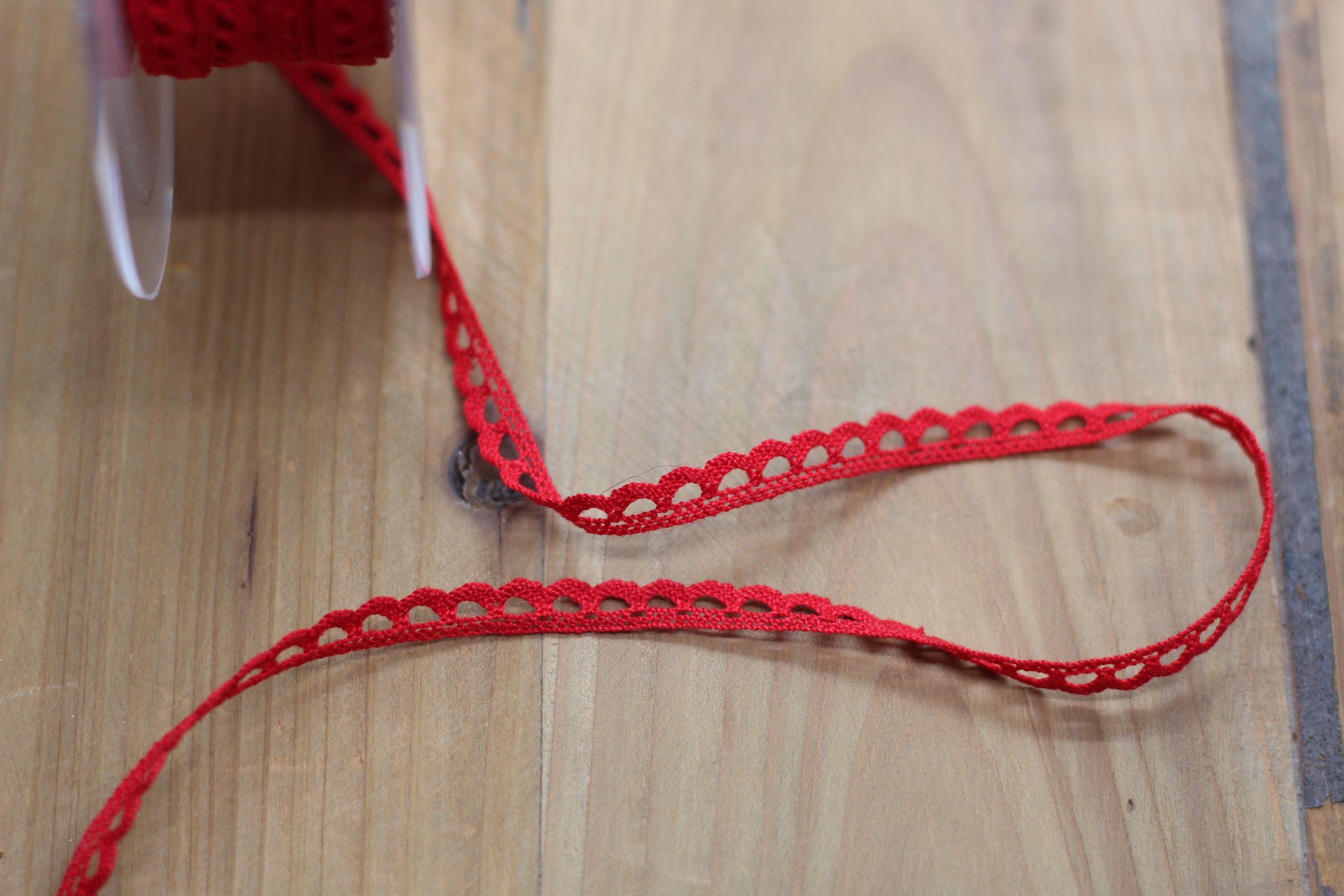 Ruban dentelle/Broderie Rouge 7mm (vendu x10cm) Mercerie Sélection Gaspard & Léonie | Gaspard et Léonie Tissus Mercerie Toulouse