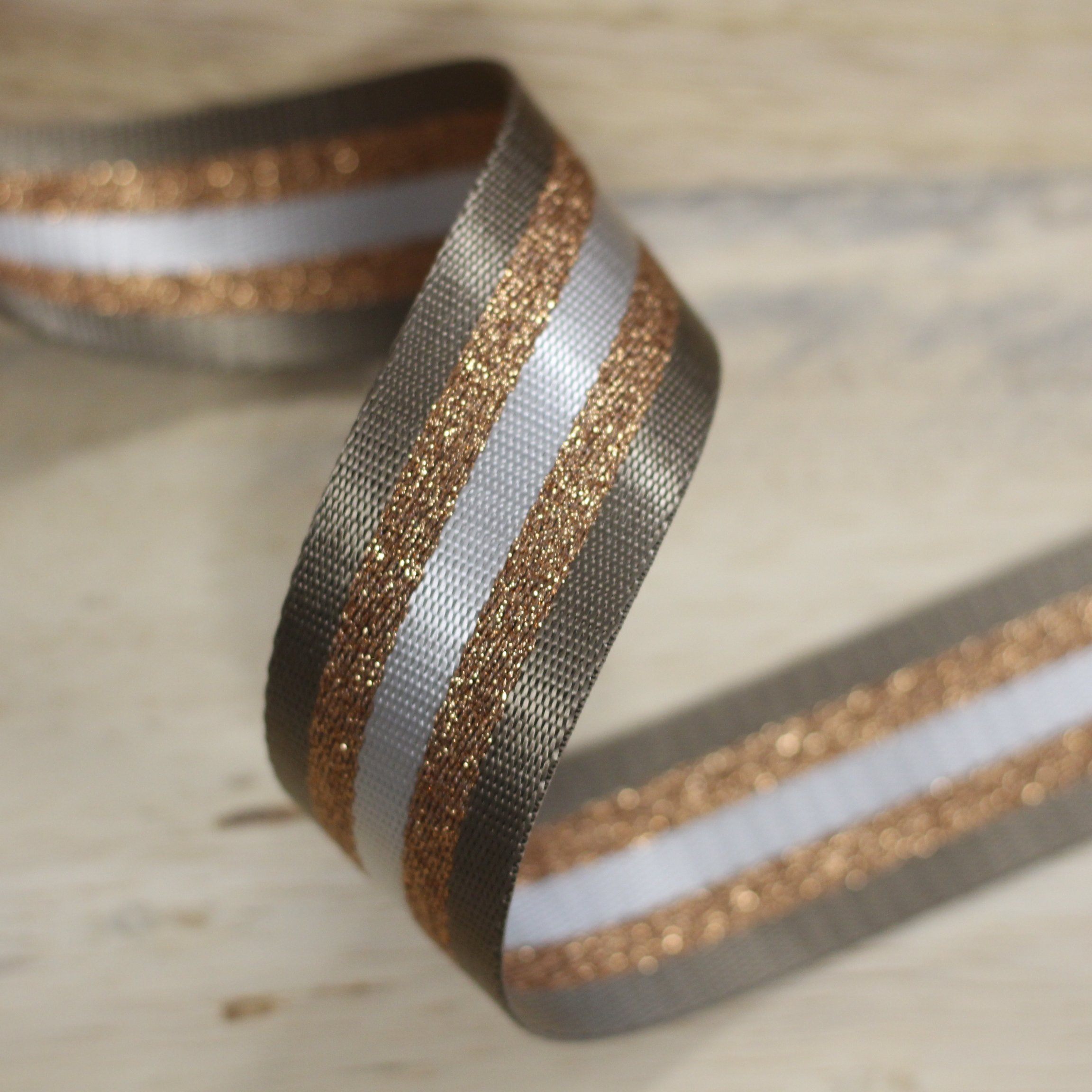 Sangle 38mm beige/doré/blanc (vendu x10cm) Mercerie Sélection Gaspard & Léonie | Gaspard et Léonie Tissus Mercerie Toulouse
