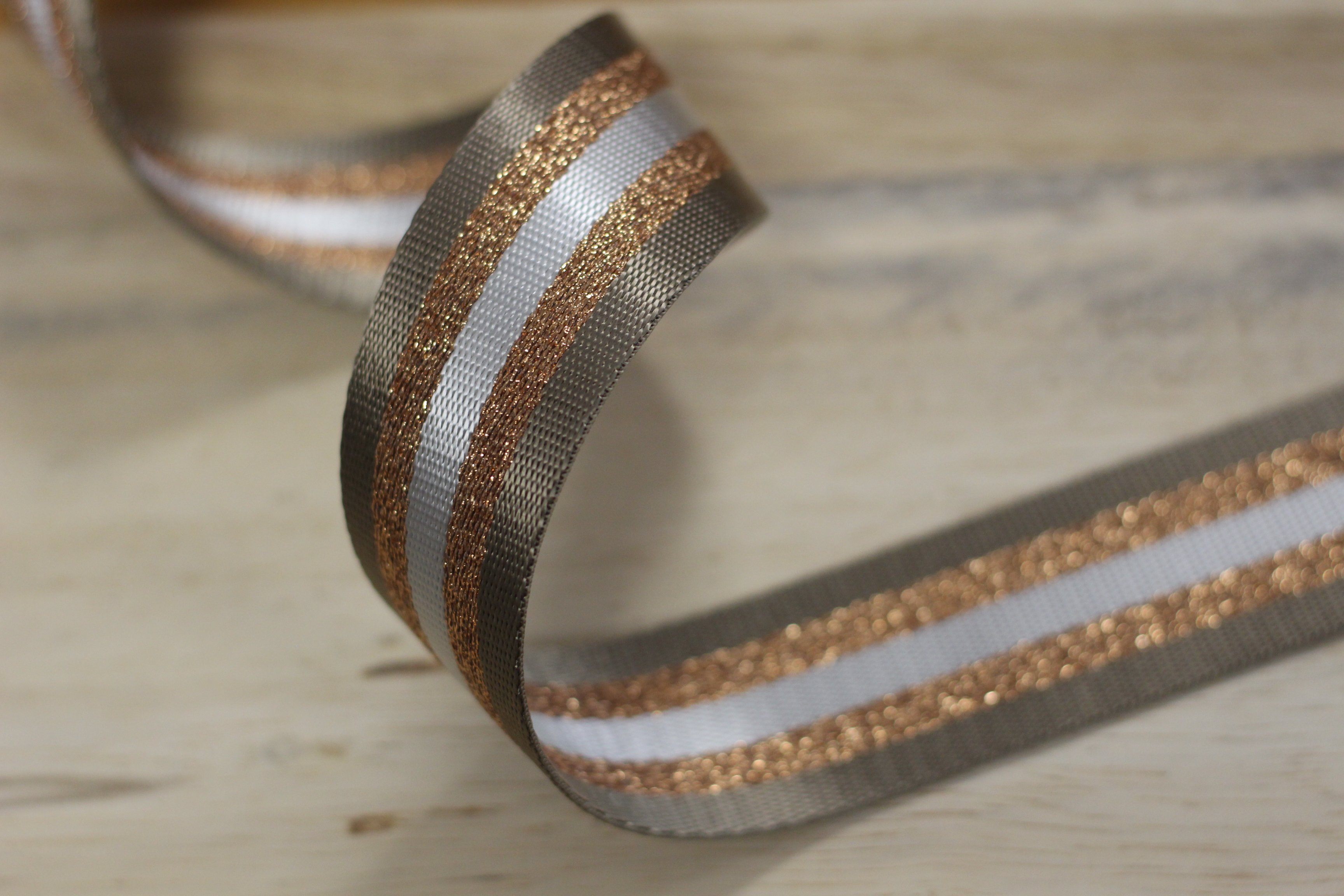 Sangle 38mm beige/doré/blanc (vendu x10cm) Mercerie Sélection Gaspard & Léonie | Gaspard et Léonie Tissus Mercerie Toulouse