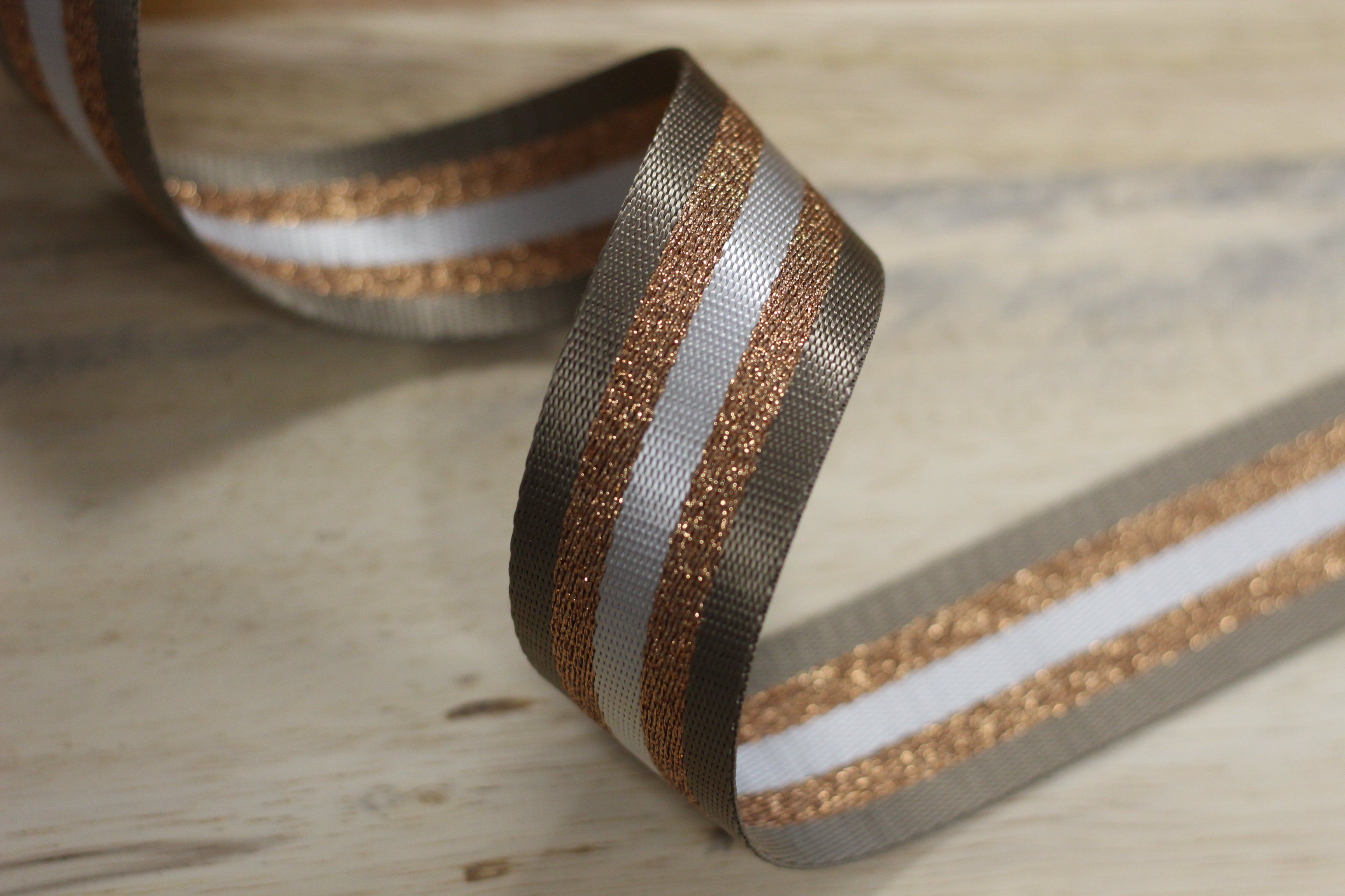 Sangle 38mm beige/doré/blanc (vendu x10cm) Mercerie Sélection Gaspard & Léonie | Gaspard et Léonie Tissus Mercerie Toulouse