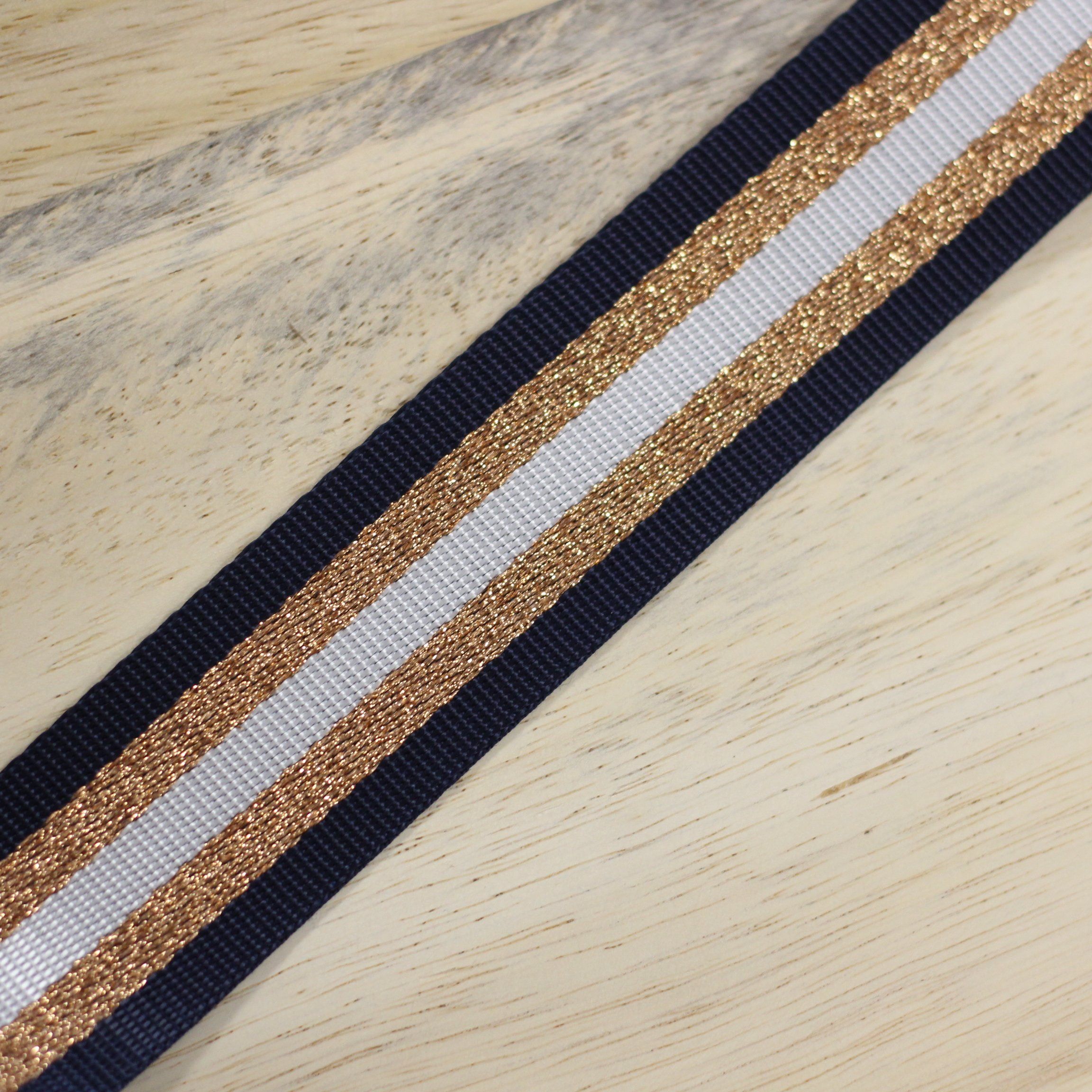 Sangle 38mm marine/doré/blanc (vendu x10cm) Mercerie Sélection Gaspard & Léonie | Gaspard et Léonie Tissus Mercerie Toulouse